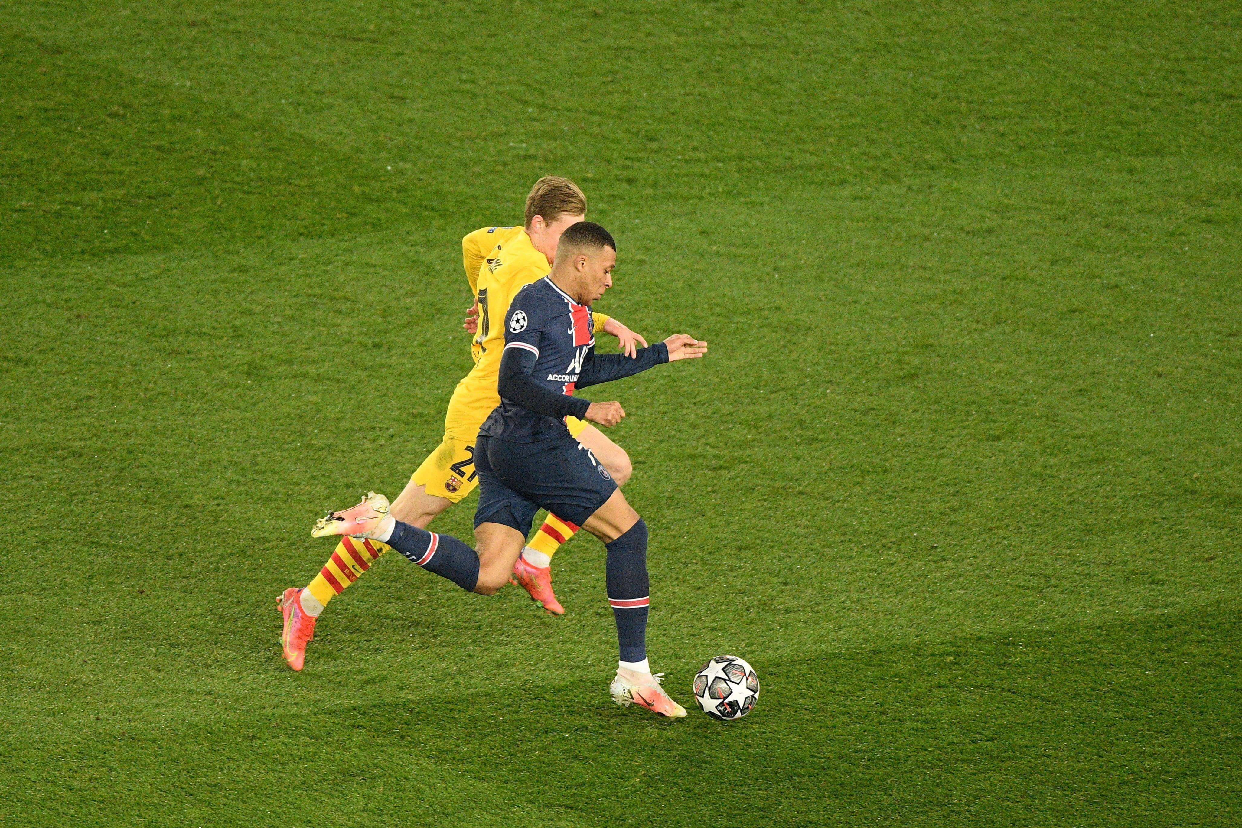  Mbappé y Frenkie de Jong, durante el PSG-Barcelona.