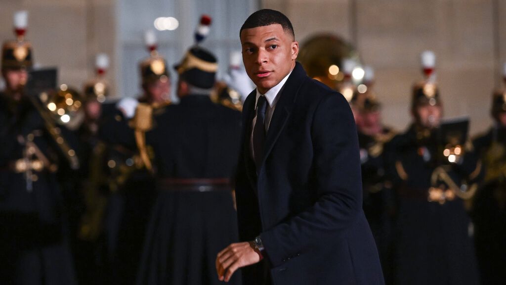 Mbappé entrando al Palacio del Eliseo para su cena con Macron, Al-Khelaïfï y el emir de Qatar (CordonPress)
