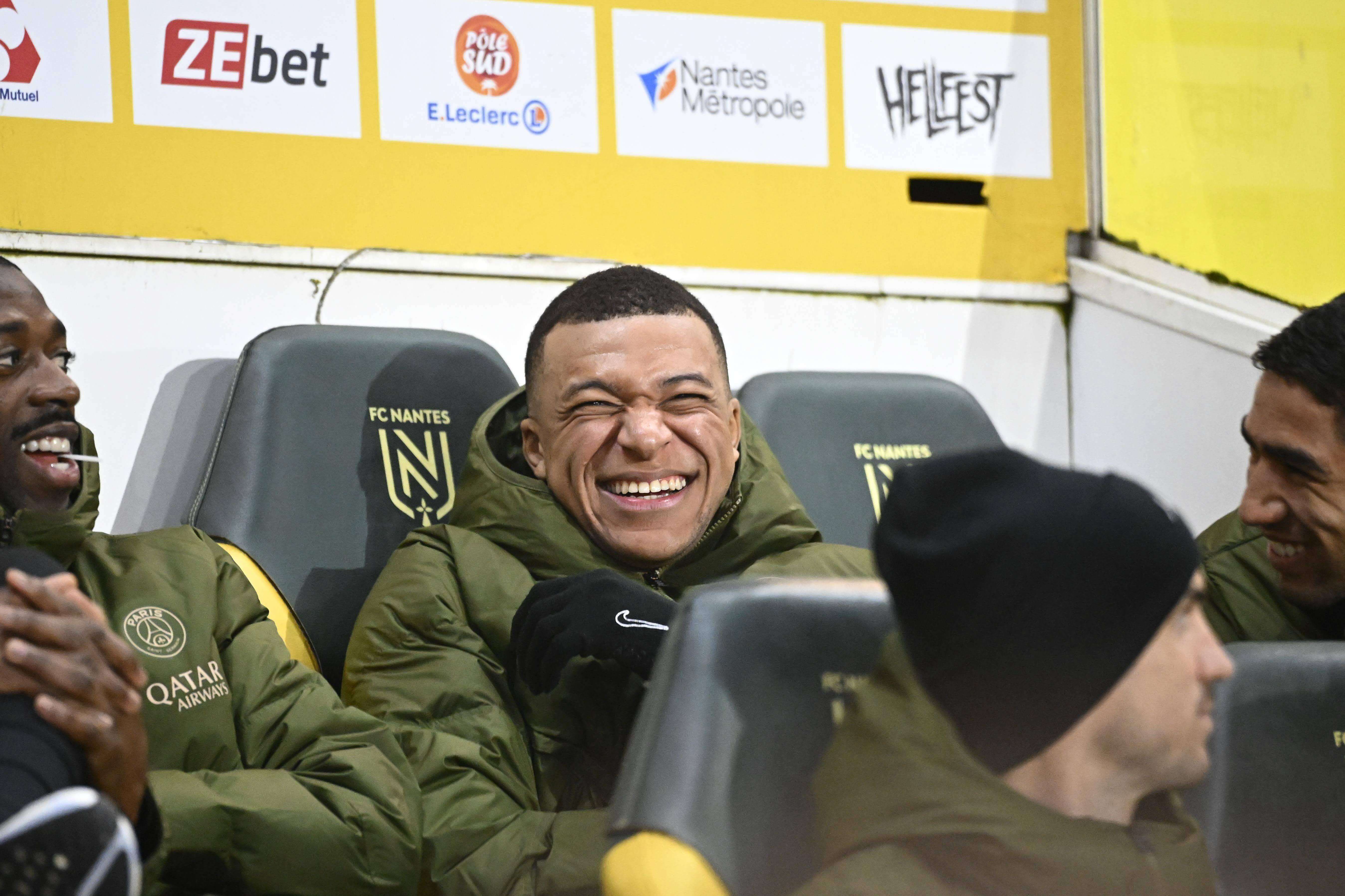  Mbappé sentado en el banquillo del PSG.