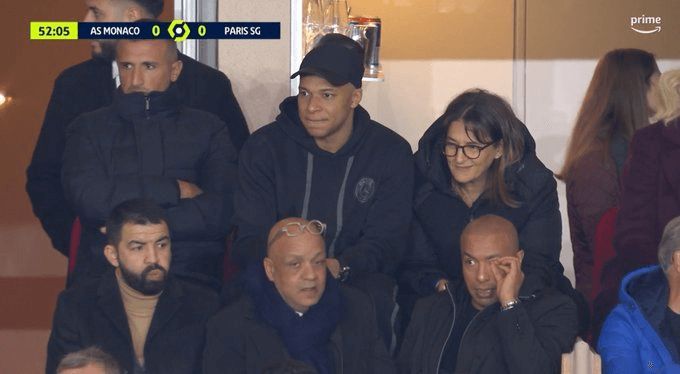  Mbappé viendo el partido en la grada con su madre y agente, Fayza Lamari