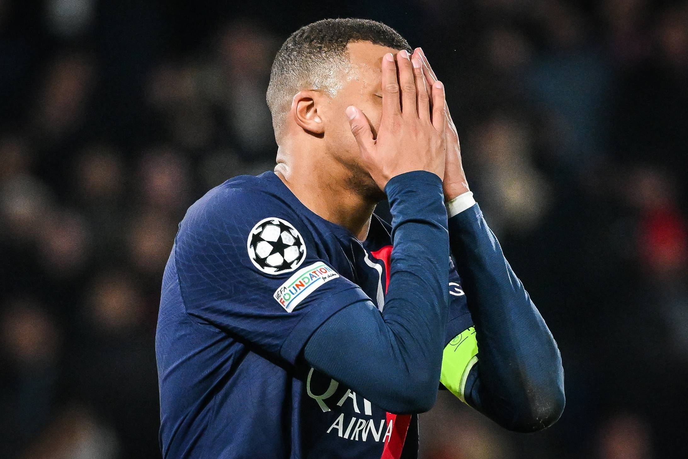 Kylian Mbappé se lamenta con el PSG en la Champions.