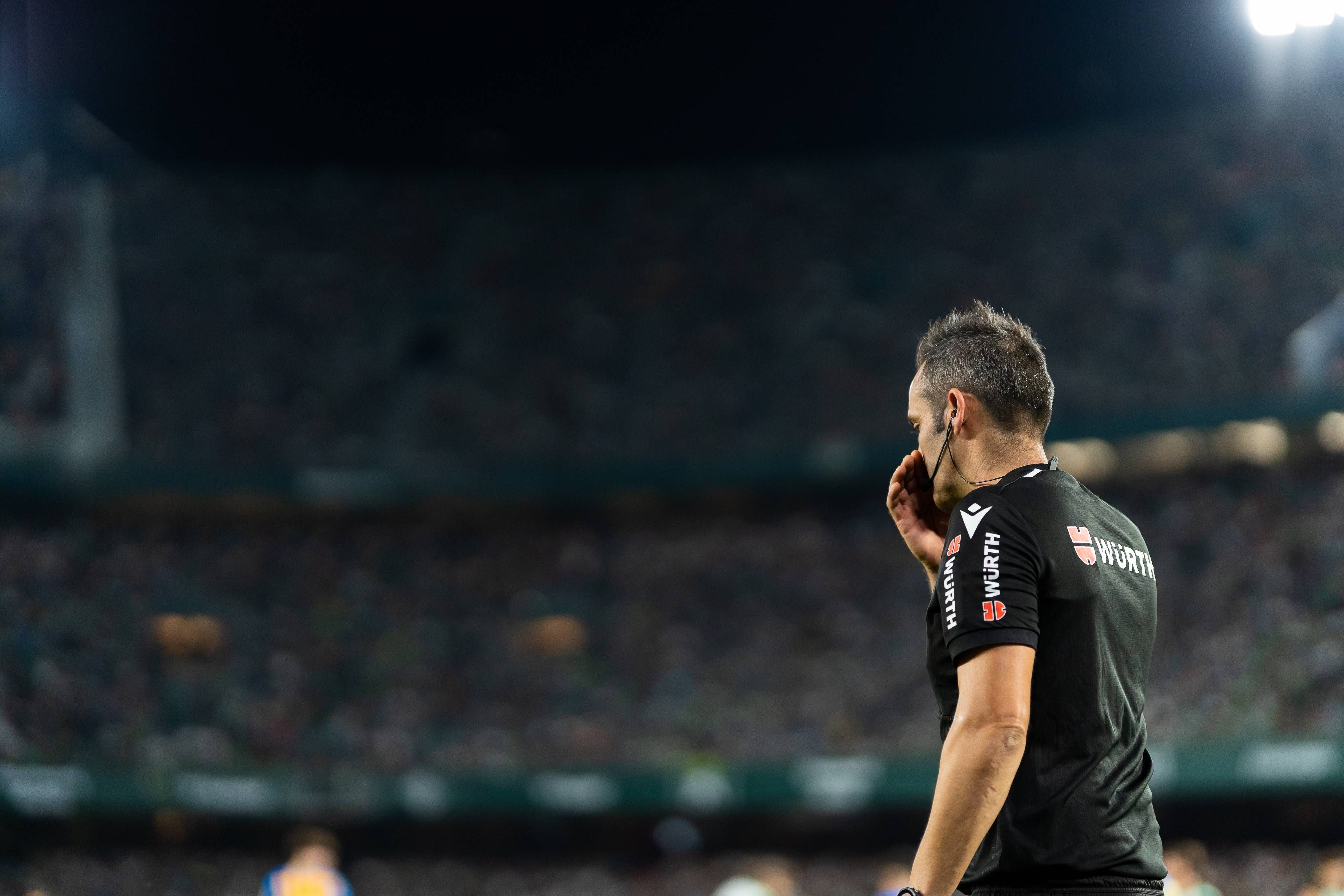  Un árbitro de LaLiga EA Sports. (Cordon Press)