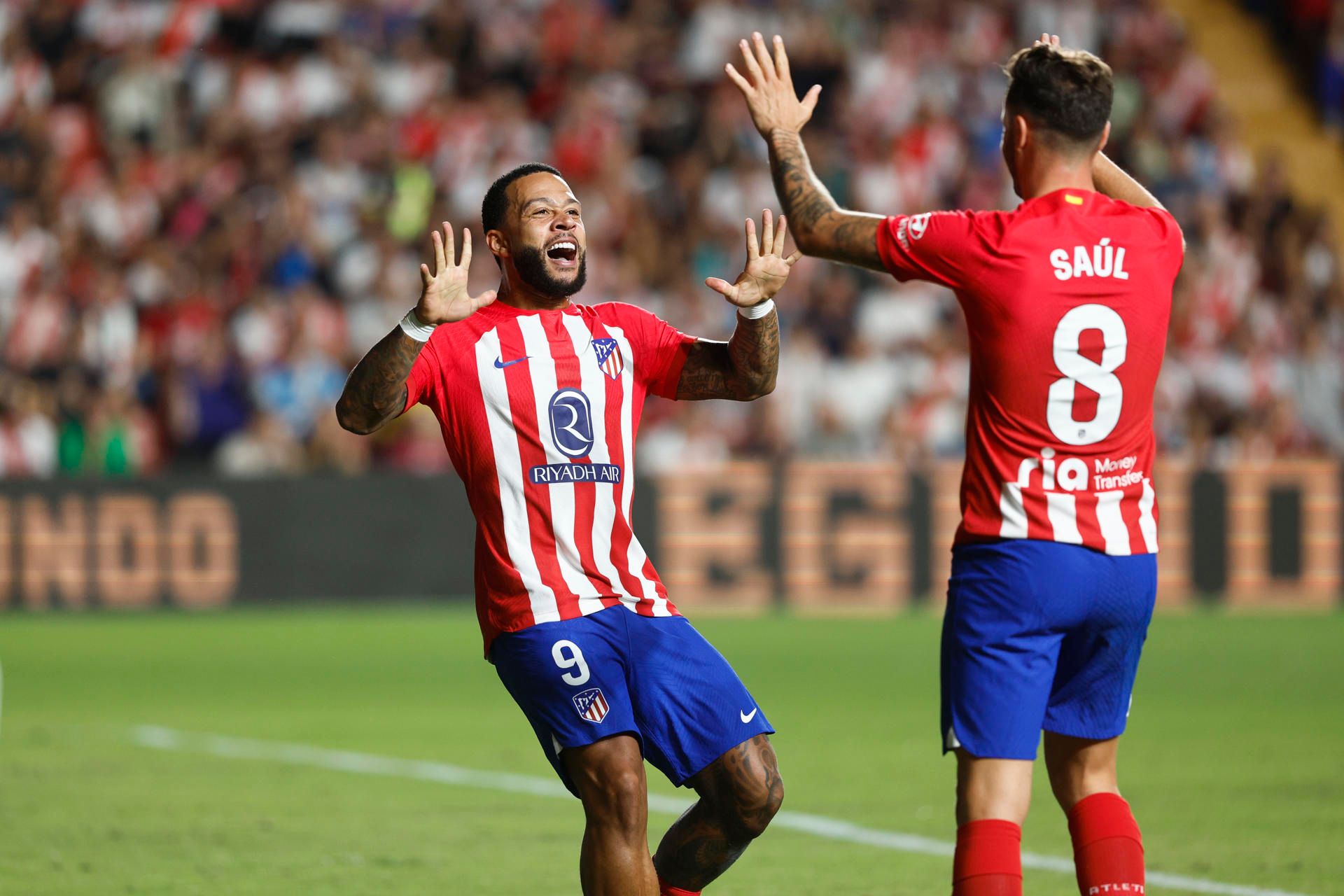 Memphis Depay celebra en Vallecas su gol en el Rayo-Atlético.