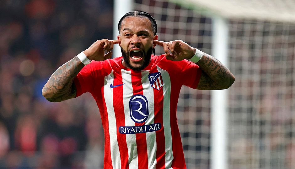  Memphis Depay celebrando su gol en el Atlético-Rayo.