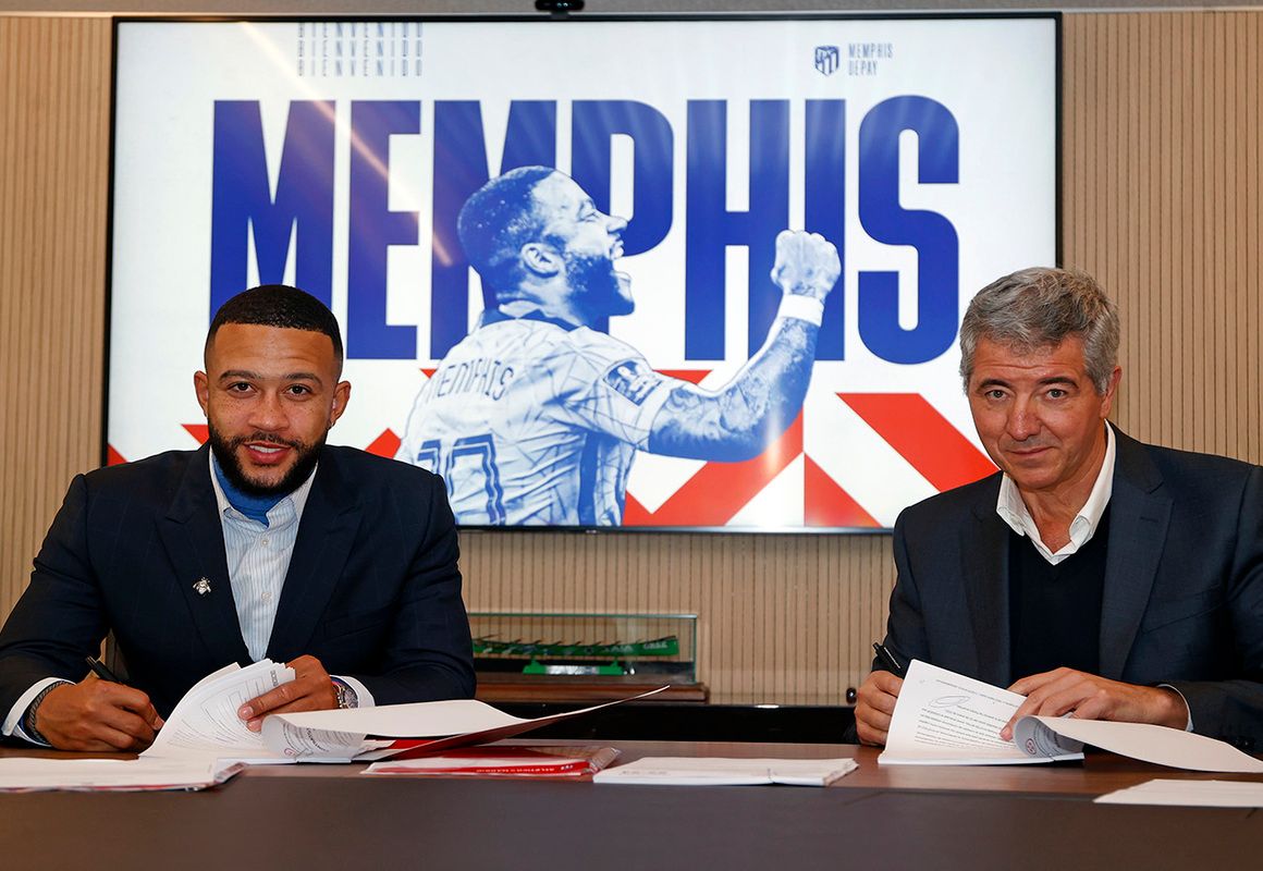 Memphis Depay firma su contrato con el Atletico de Madrid.