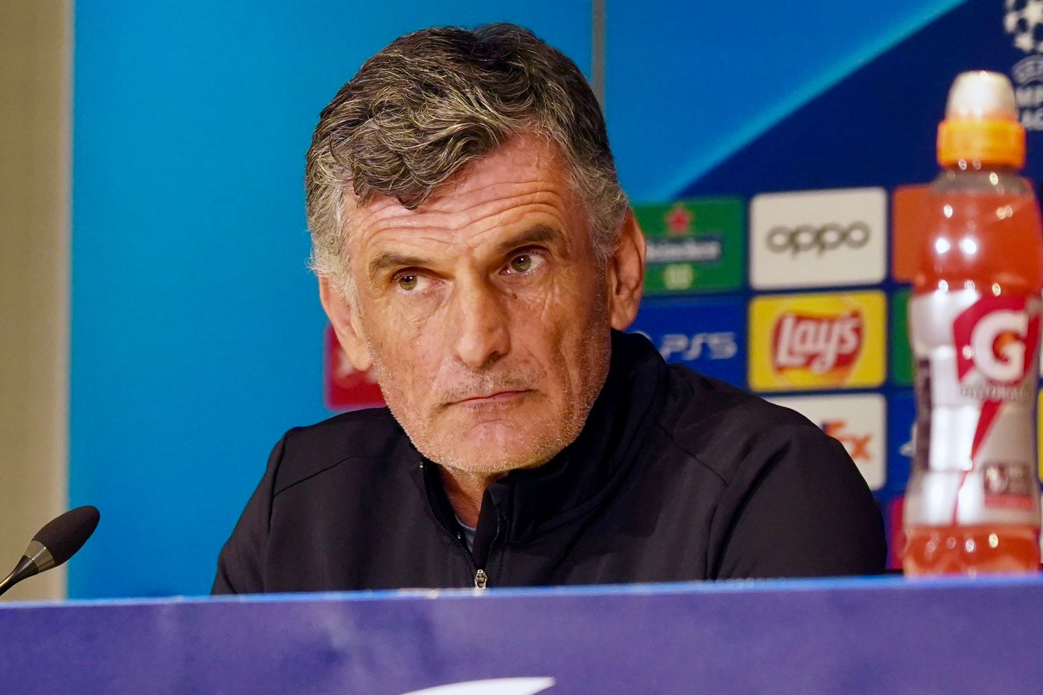 Mendilibar, en el Philips Stadion, durante su etapa como técnico del Sevilla.