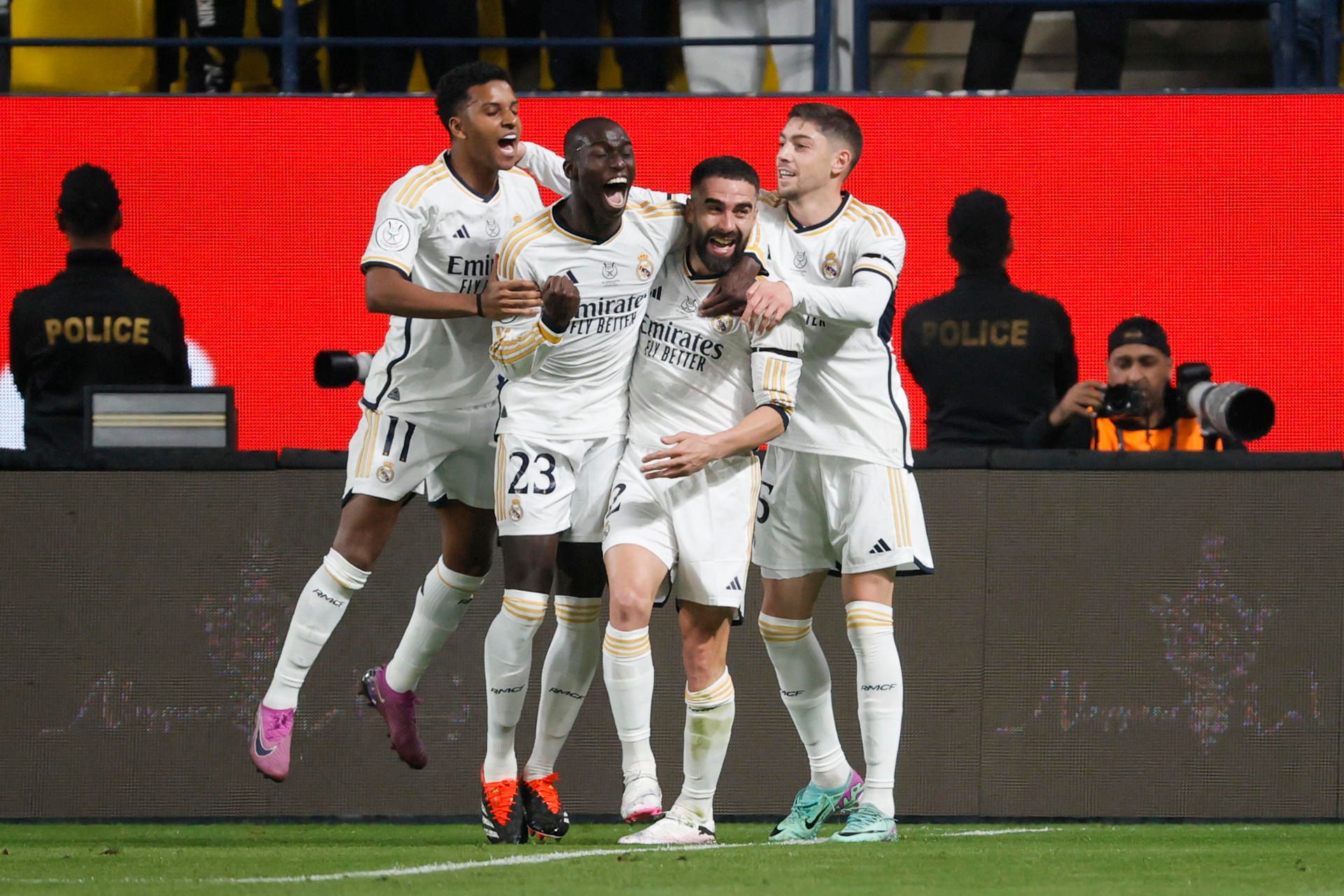  Mendy celebra su gol con Carvajal, Fede Valverde y Rodrygo en el Real Madrid-Atlético de la Superc
