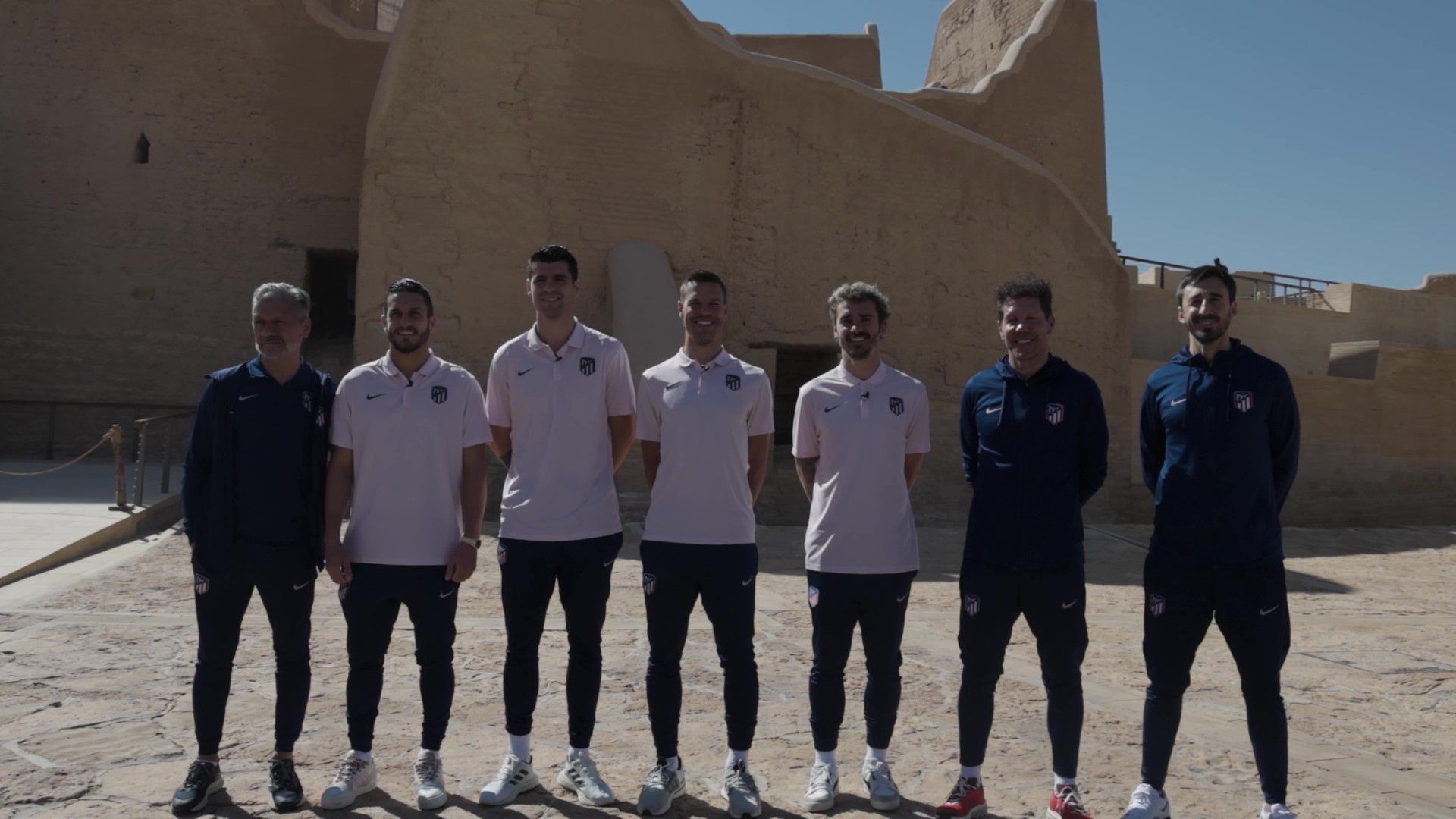 Los miembros de la expedición atlética en Diriyah.