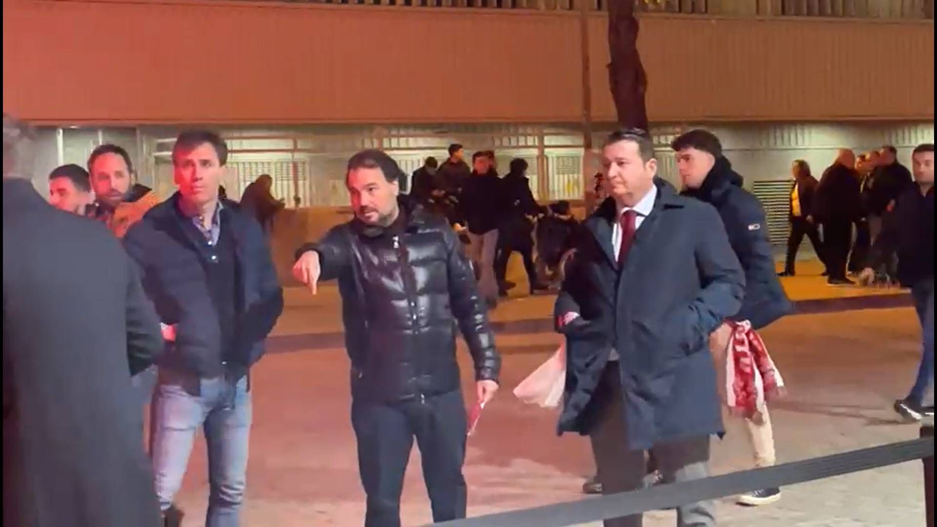 Miguel Ángel Corona, en el Sánchez Pizjuán con Emilio de Dios (derecha), secretario técnico del Sevilla FC