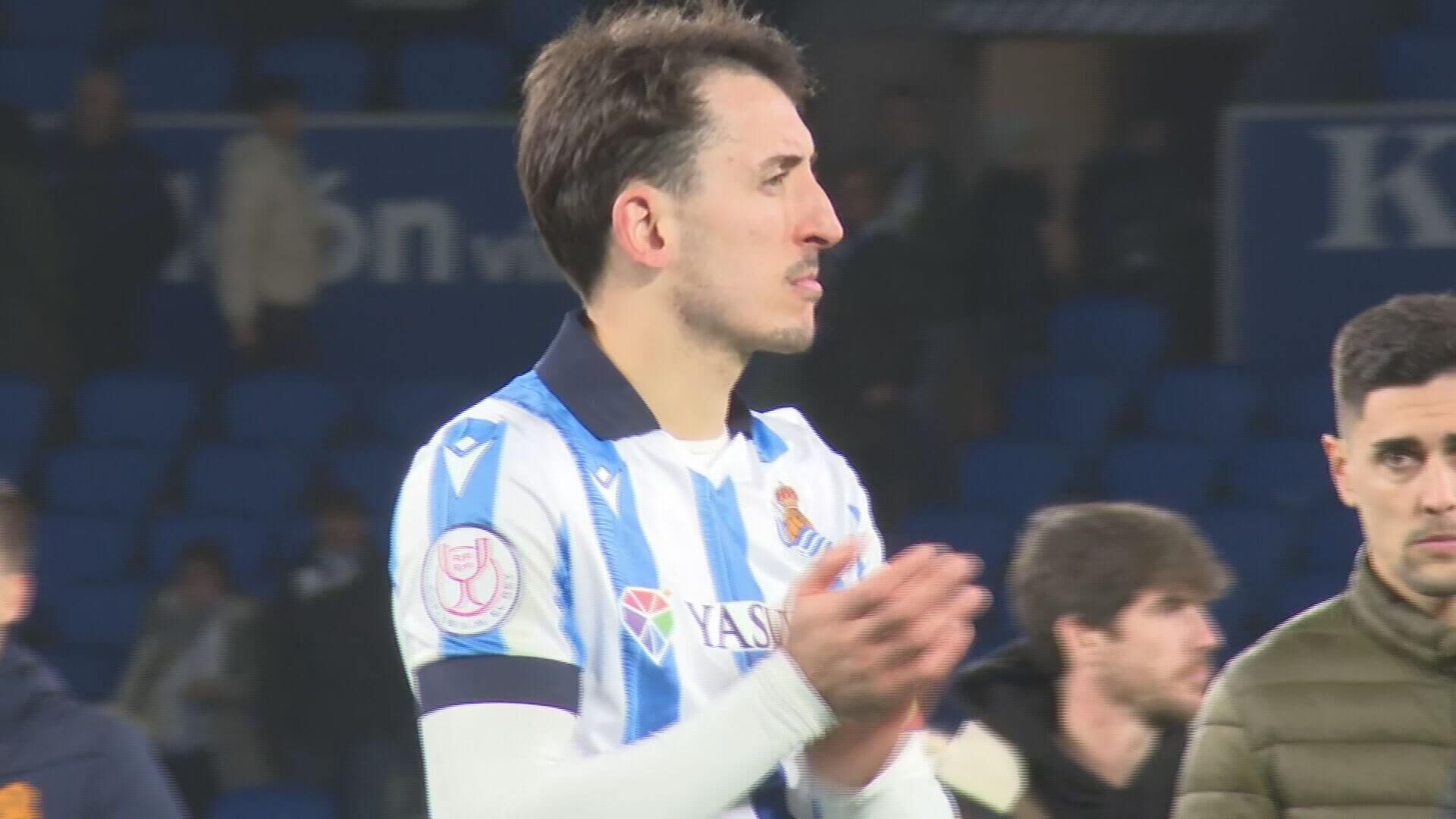  Mikel Oyarzabal aplaudiendo a los aficionados tras el partido