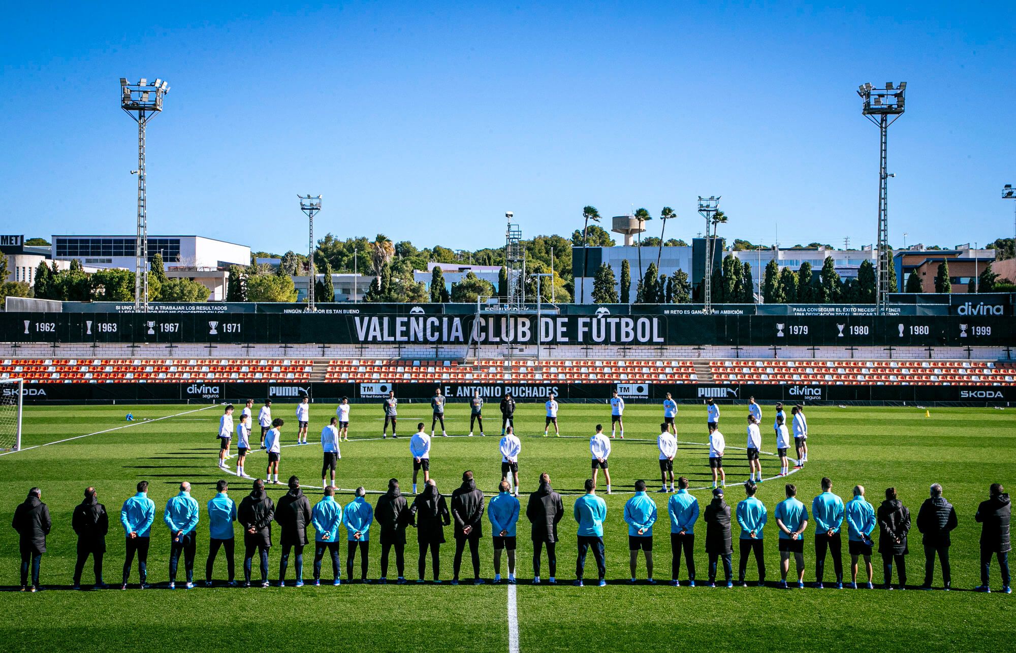Minuto de silencio del primer equipo tras el incendio en Campanar.