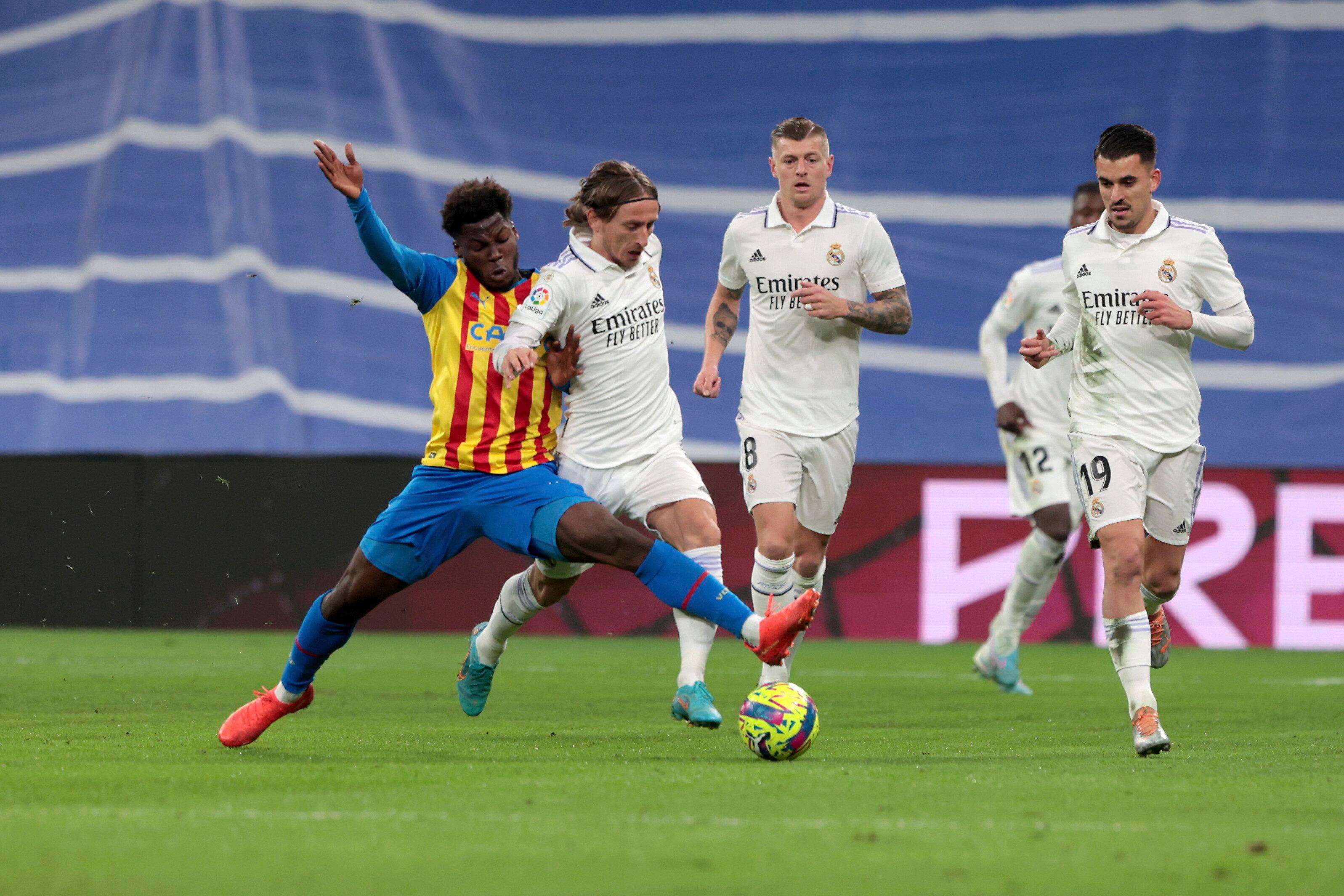  Modric, Dani Ceballos y Kroos, durante el Real Madrid-Valencia.