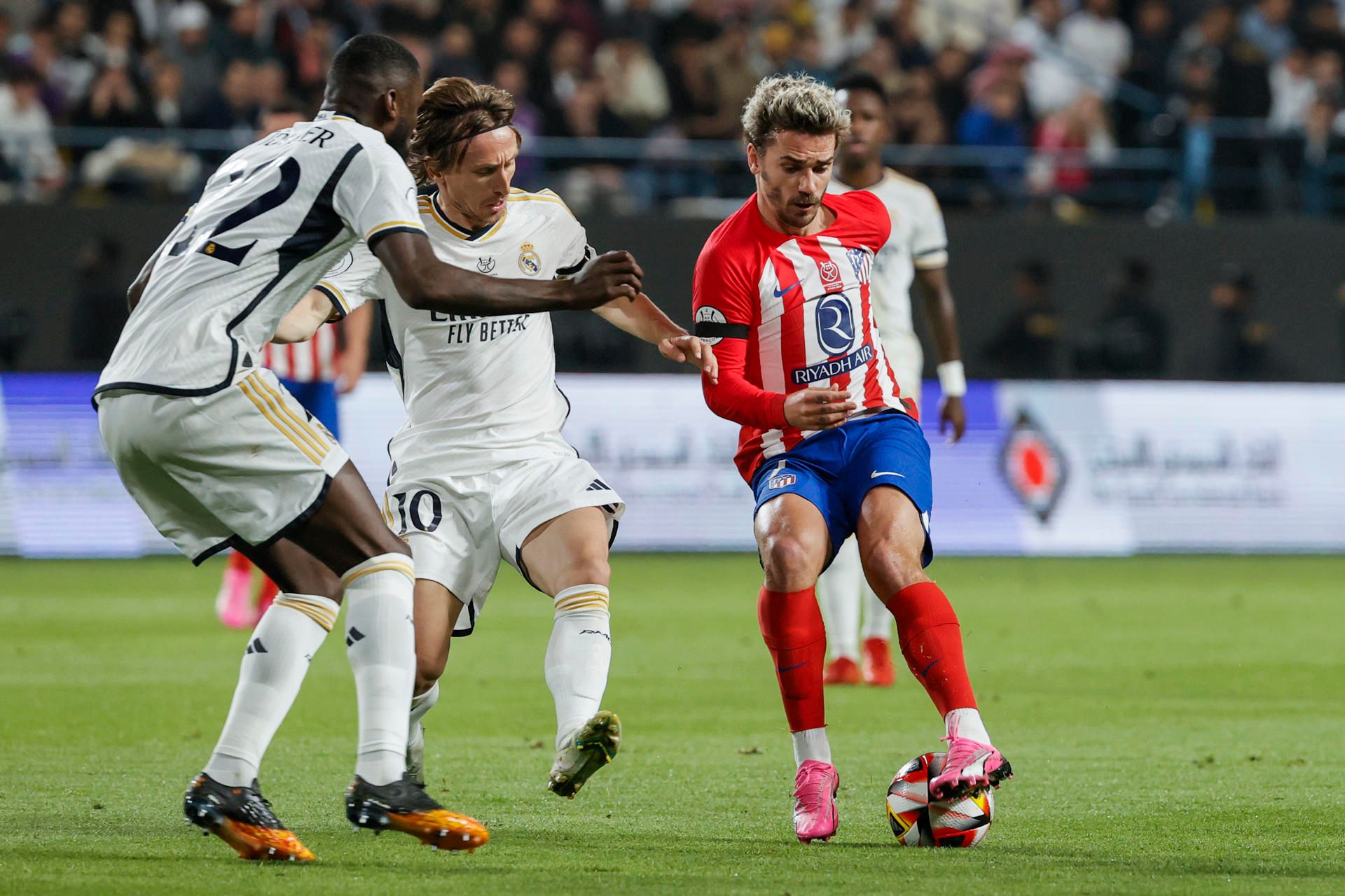 Modric y Griezmann luchan un balón en el Real Madrid-Atlético de la Supercopa de España (FOTO: EFE)