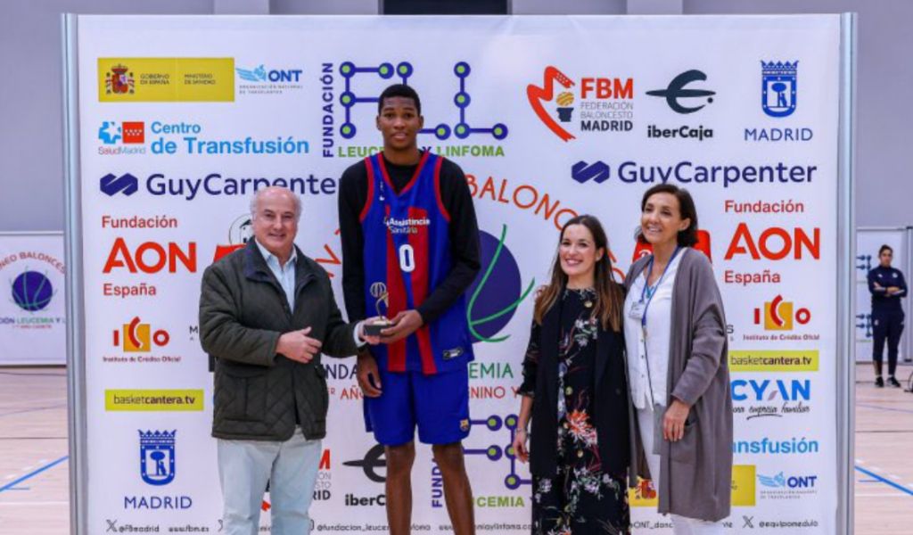  Mohamed Dabone recogiendo el MVP del Torneo Fundación Leucemia y Linfoma (Fuente: @JamieShaw5)
