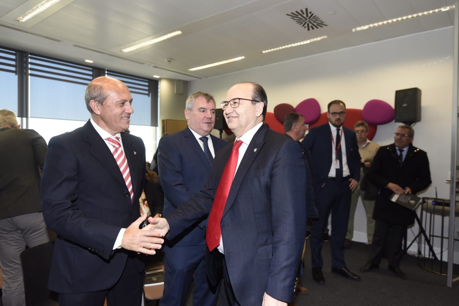  José Castro y Del Nido se saludan en un acto de 2020.