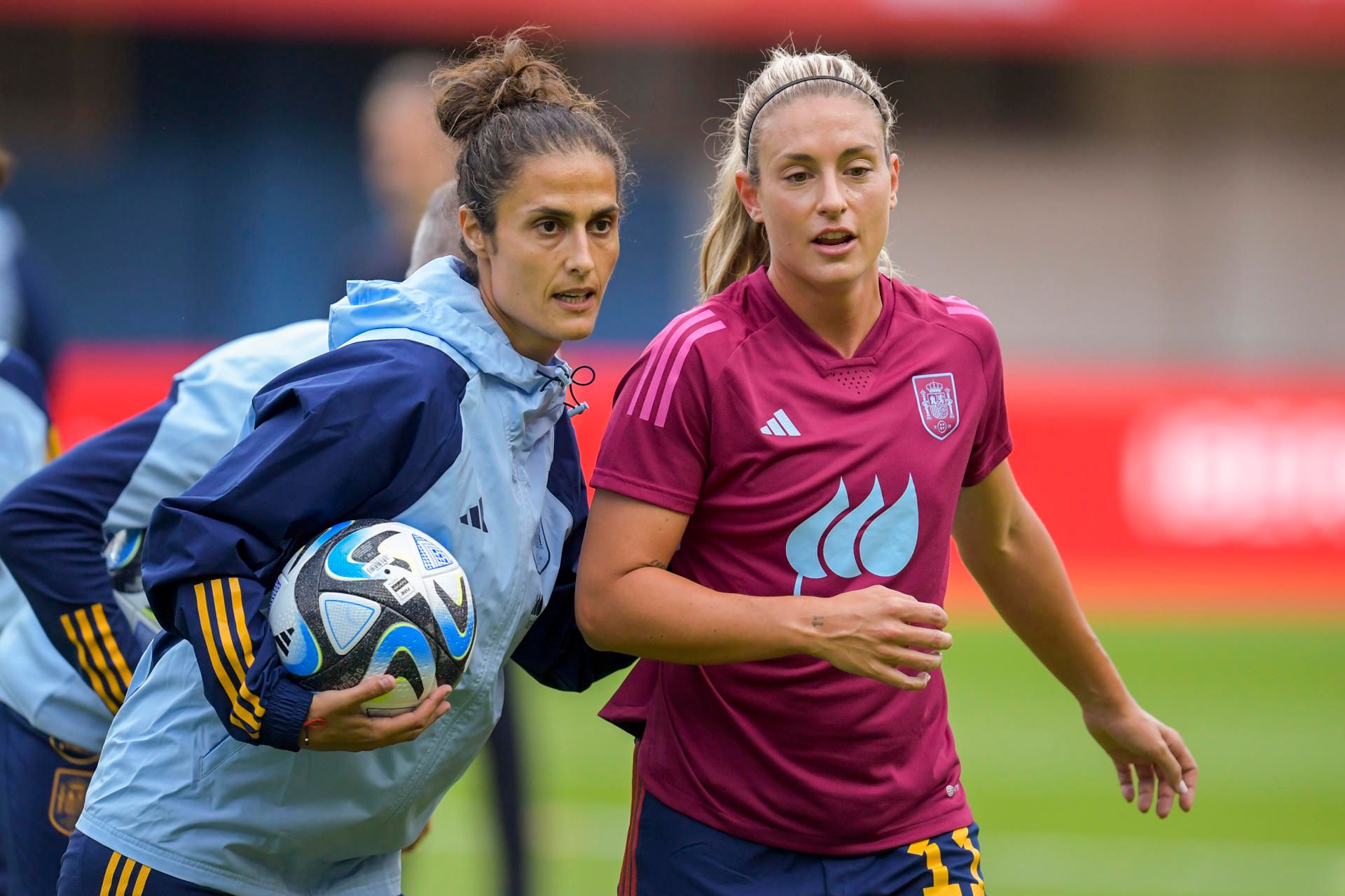  Montse Tomé y Alexia Putellas, en un entrenamiento de la selección (FOTO: EFE).