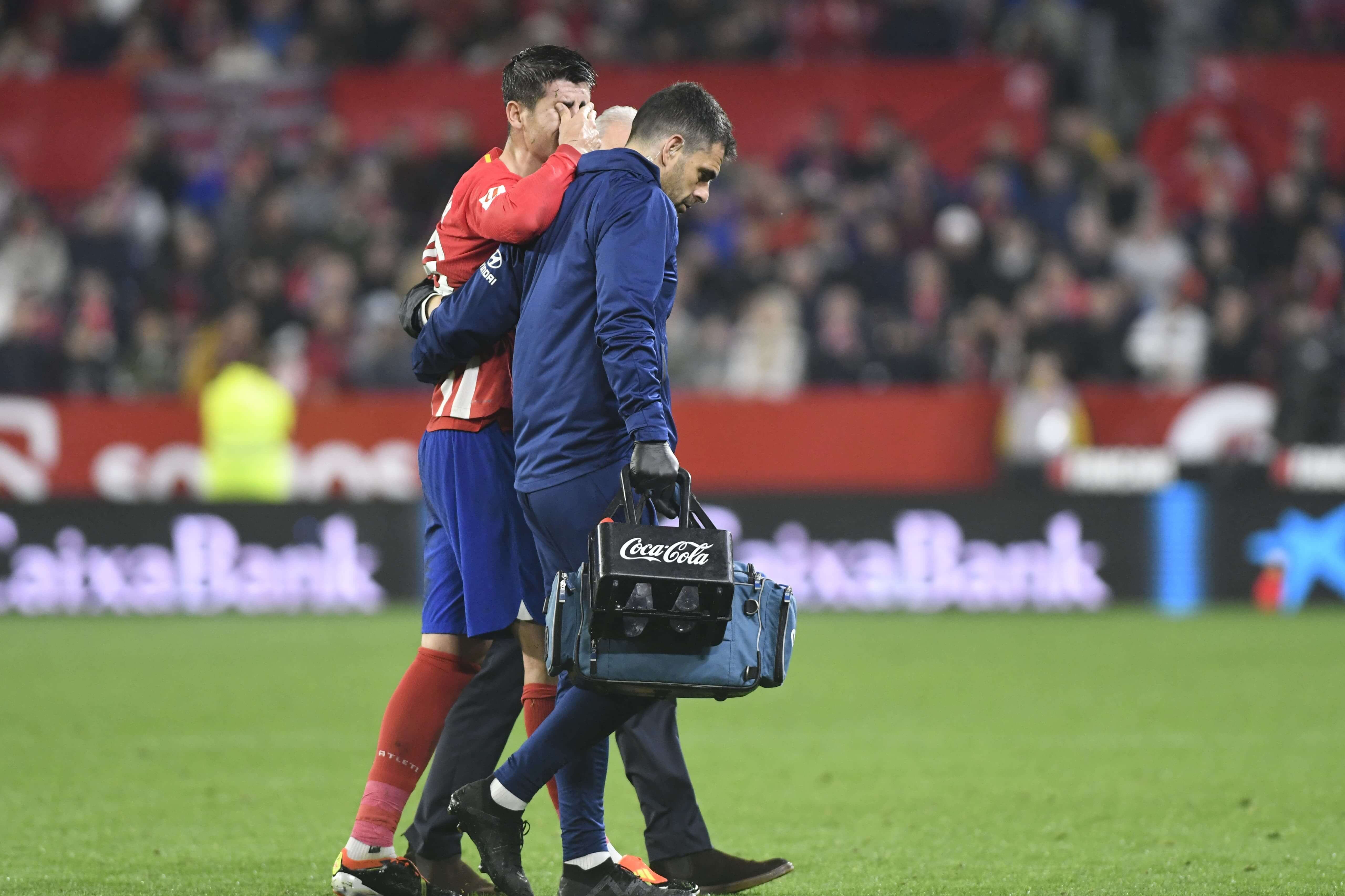 Morata abandona con gestos de dolor el terreno de juego (FOTO: Kiko Hurtado).