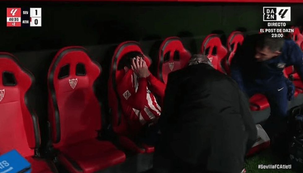  Morata, en el banquillo durante el Sevilla-Atlético.