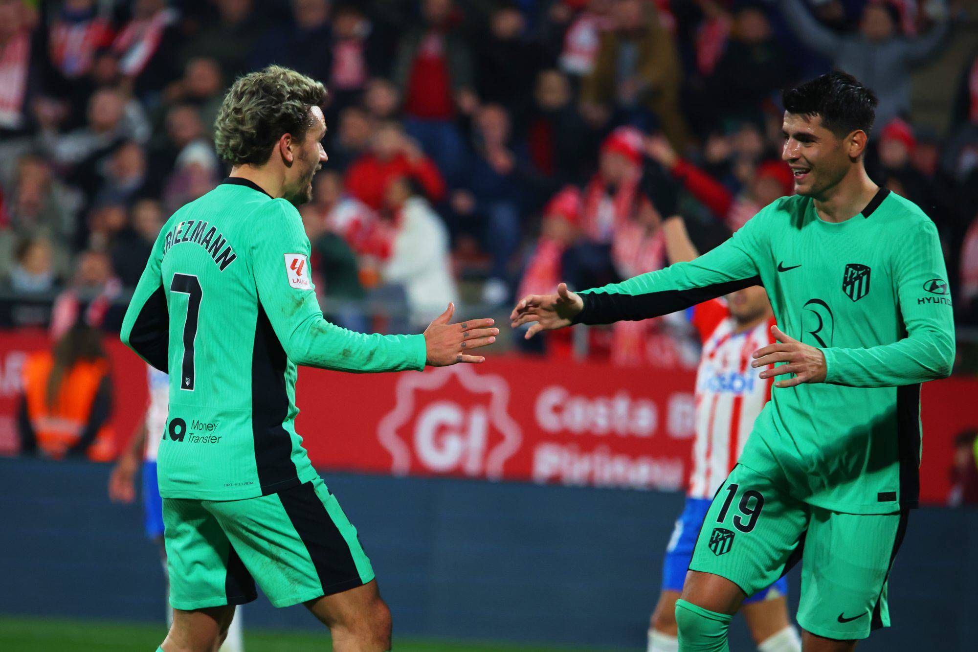  Morata y Griezmann celebran un gol en el Girona-Atlético..