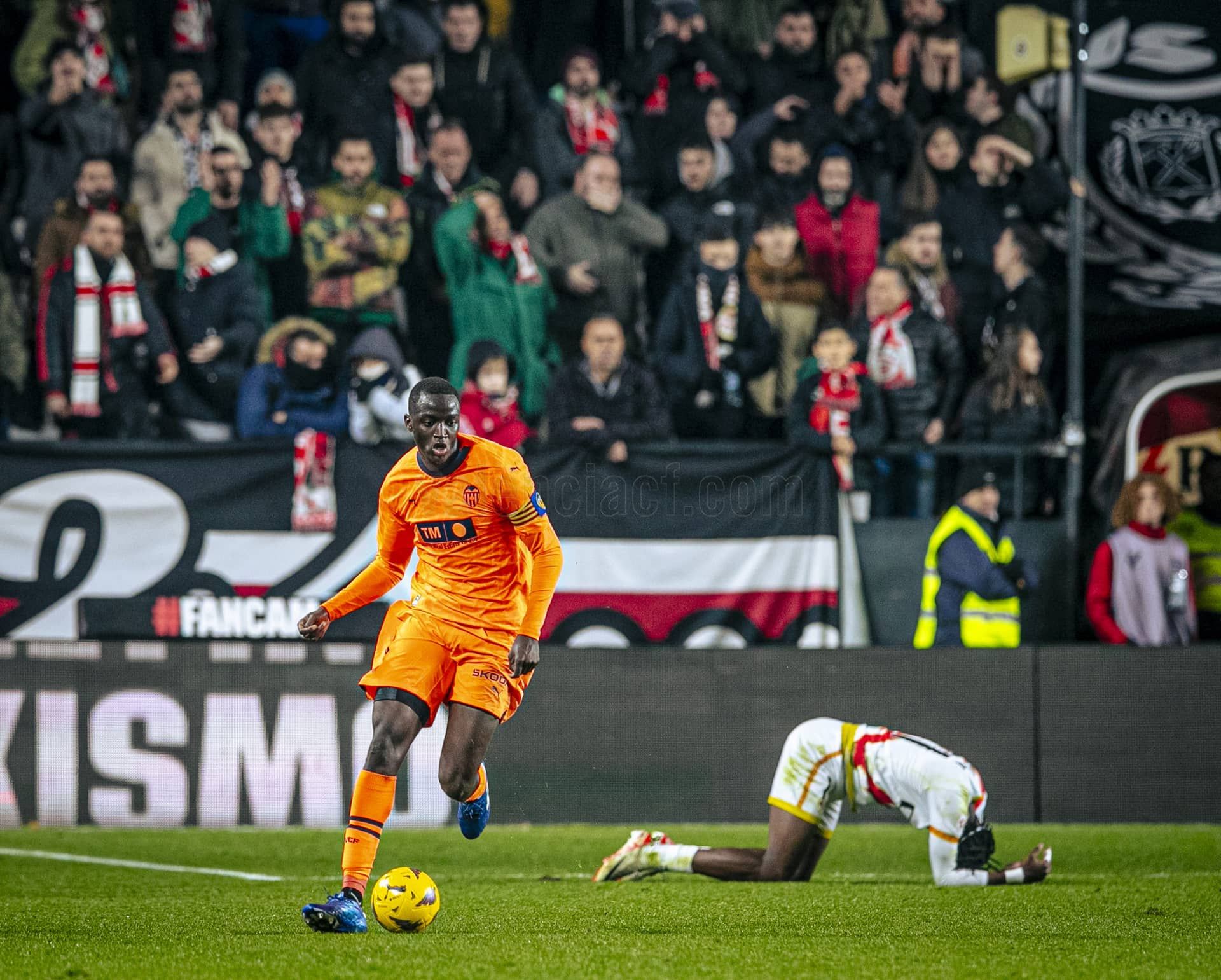  Mouctar Diakhaby, ante el Rayo Vallecano.