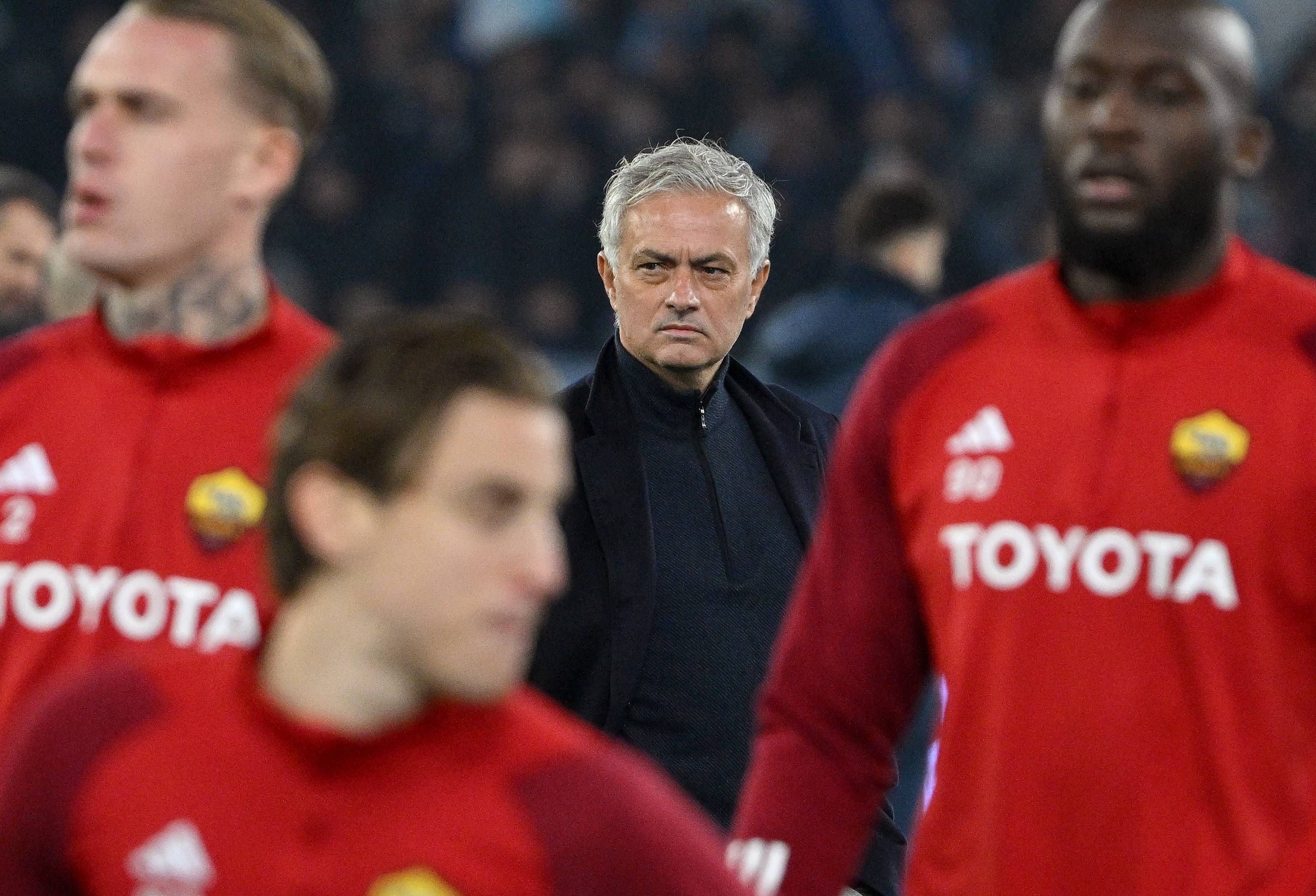  Mourinho observa a sus ex jugadores de la Roma.