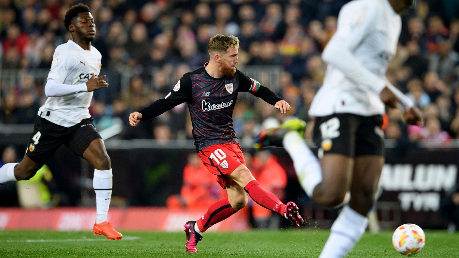Muniain da un pase en el Valencia-Athletic de Copa (Foto: Athletic Club).
