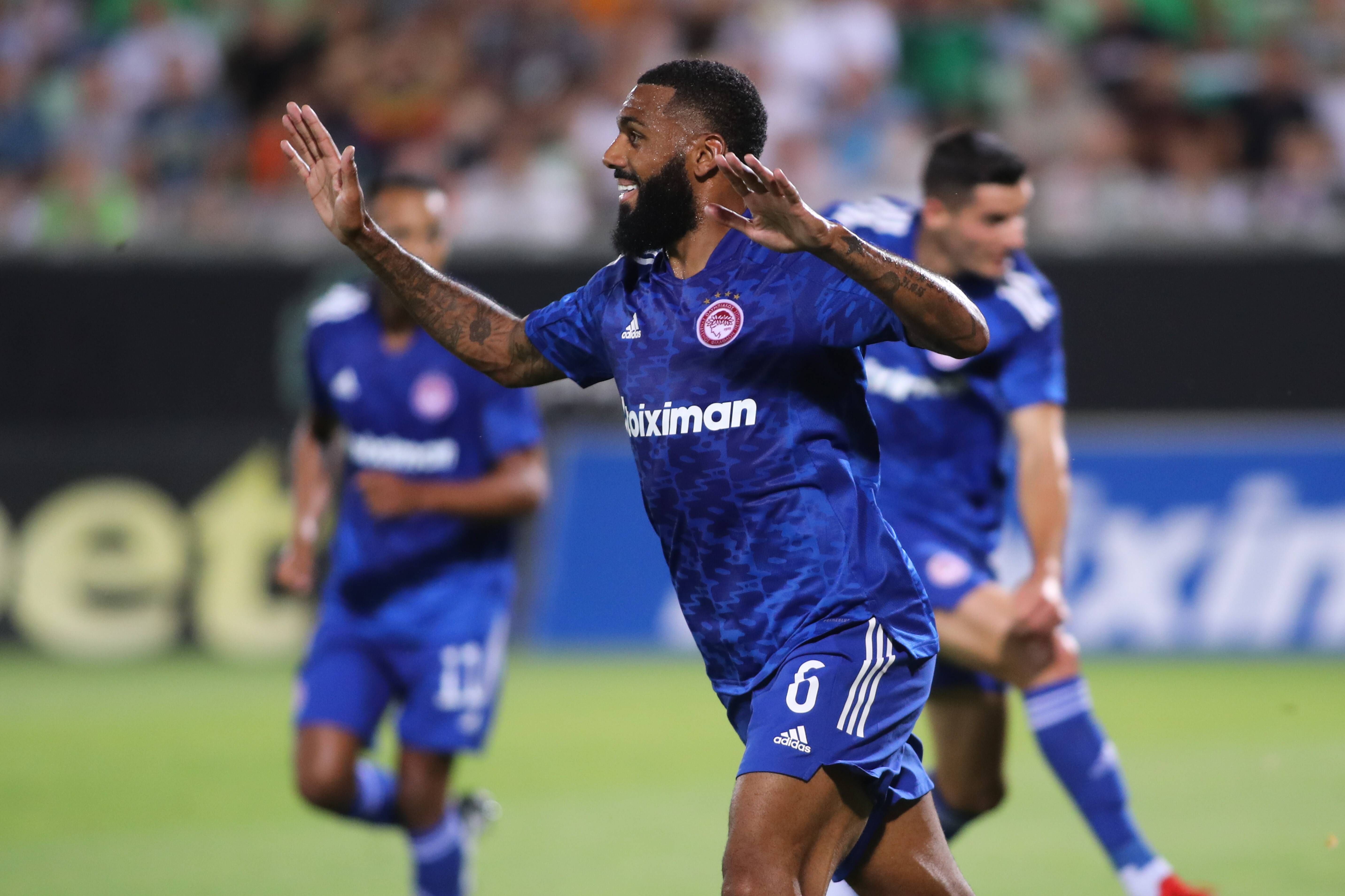  M'Vila celerbando un gol con el Olympiakos.