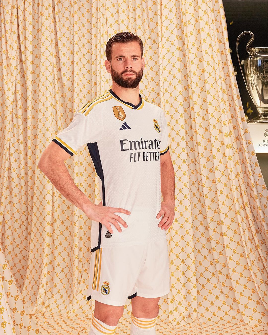 Nacho, el capitán del Real Madrid, posa con la nueva equipación.