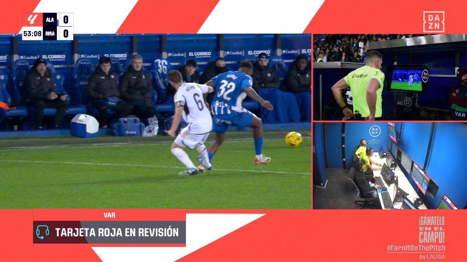 La roja a Nacho Fernández en el Alavés-Real Madrid.