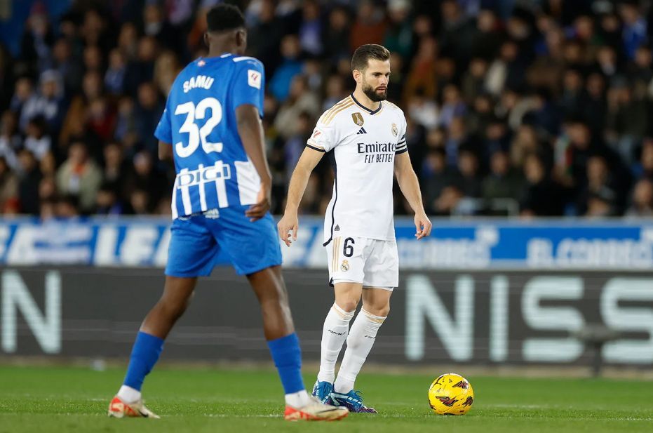  Nacho Fernández conduce un balón en el Alavés-Real Madrid.