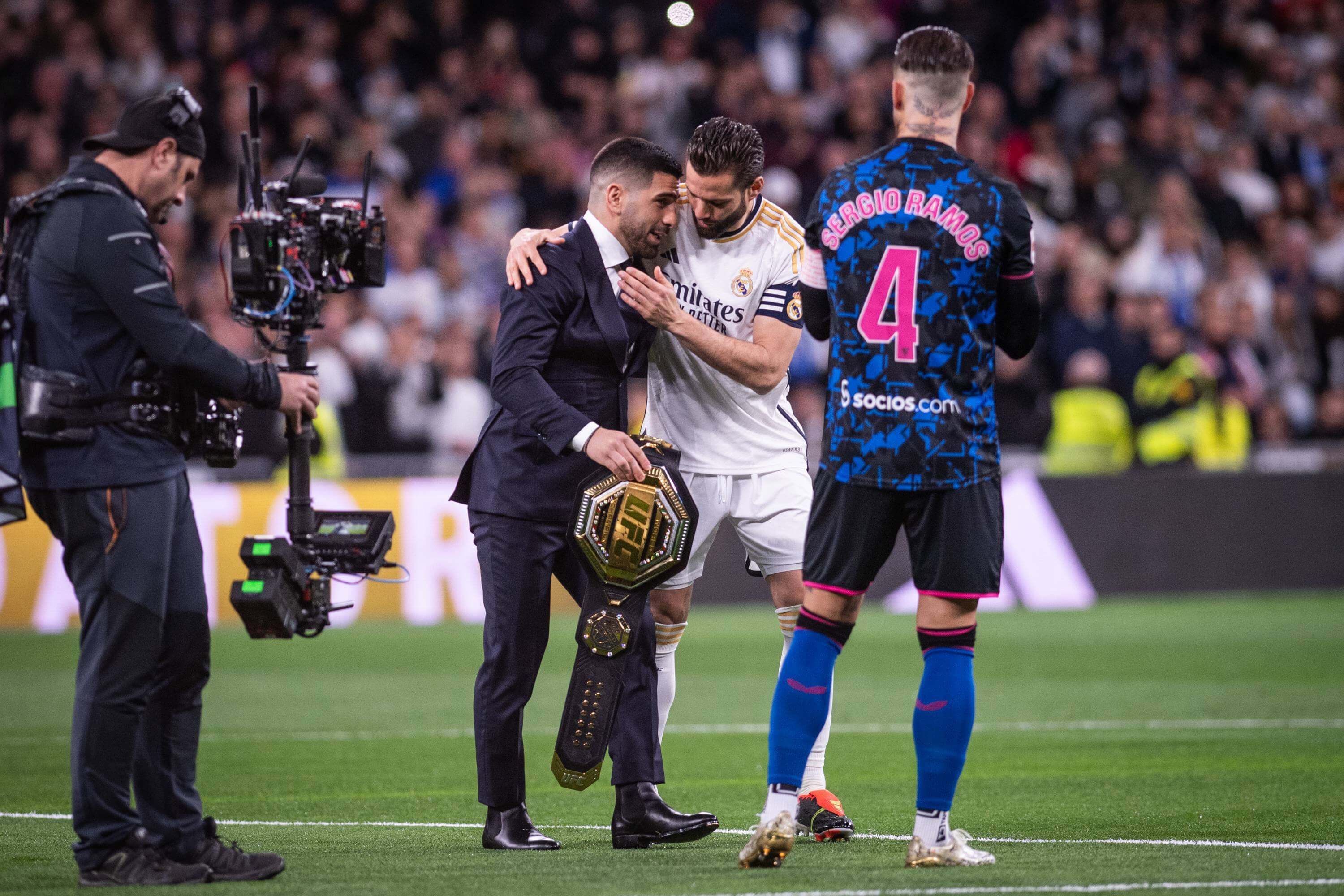  Nacho y Sergio Ramos abrazando a Ilia Topuria antes de realizar el saque de honor (Foto: Cordon Pre