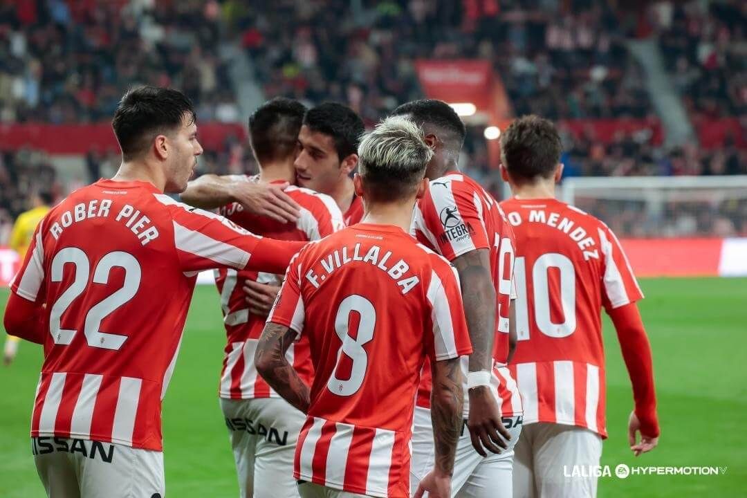 Los jugadores del Sporting celebran el gol al Alcorcón.