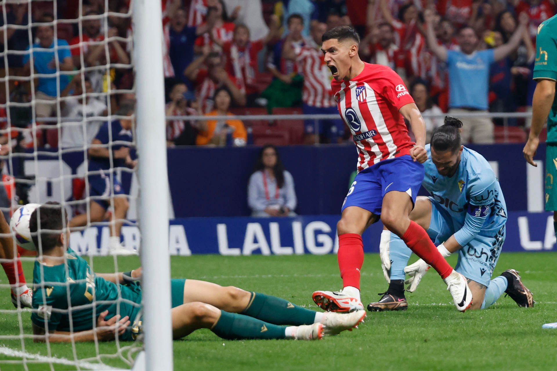  Nahuel Molina celebrando su gol en el Atlético-Cádiz..