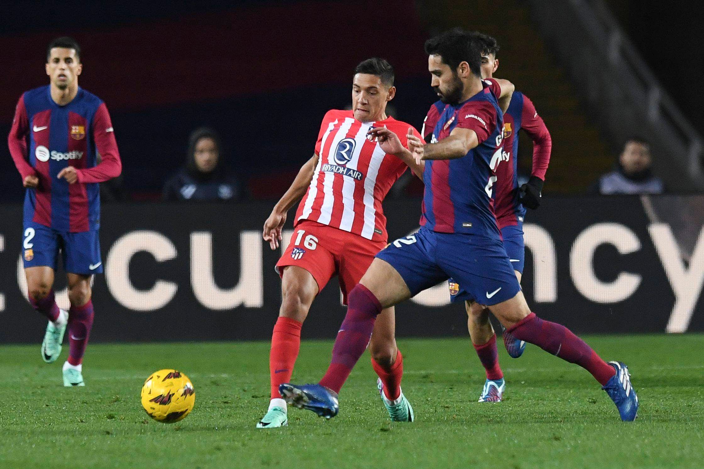 Nahuel Molina y Gündogan, en una jugada del Barcelona-Atlético (FOTO: Cordón Press).