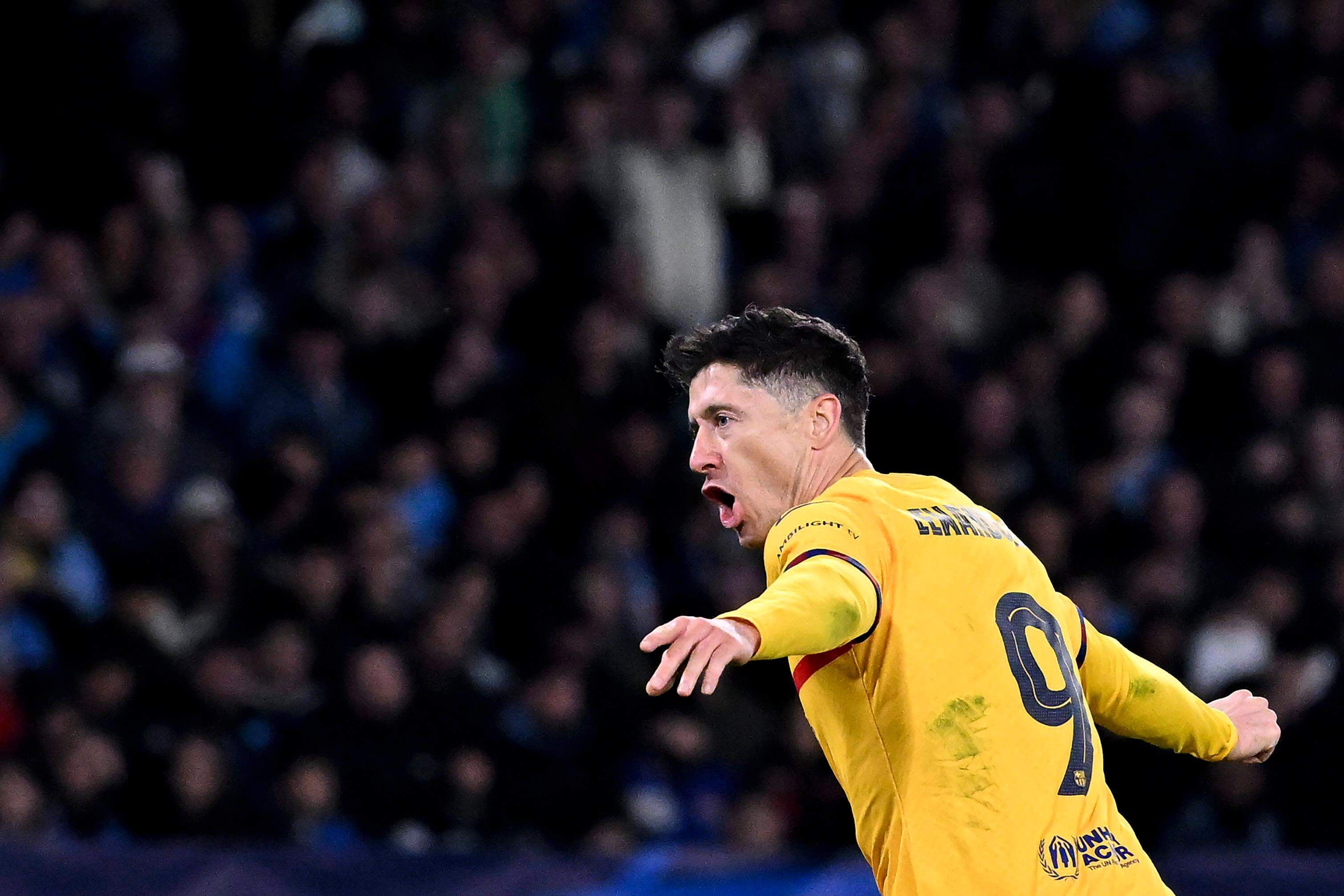  Robert Lewandowski celebra su gol en el Nápoles-Barcelona.
