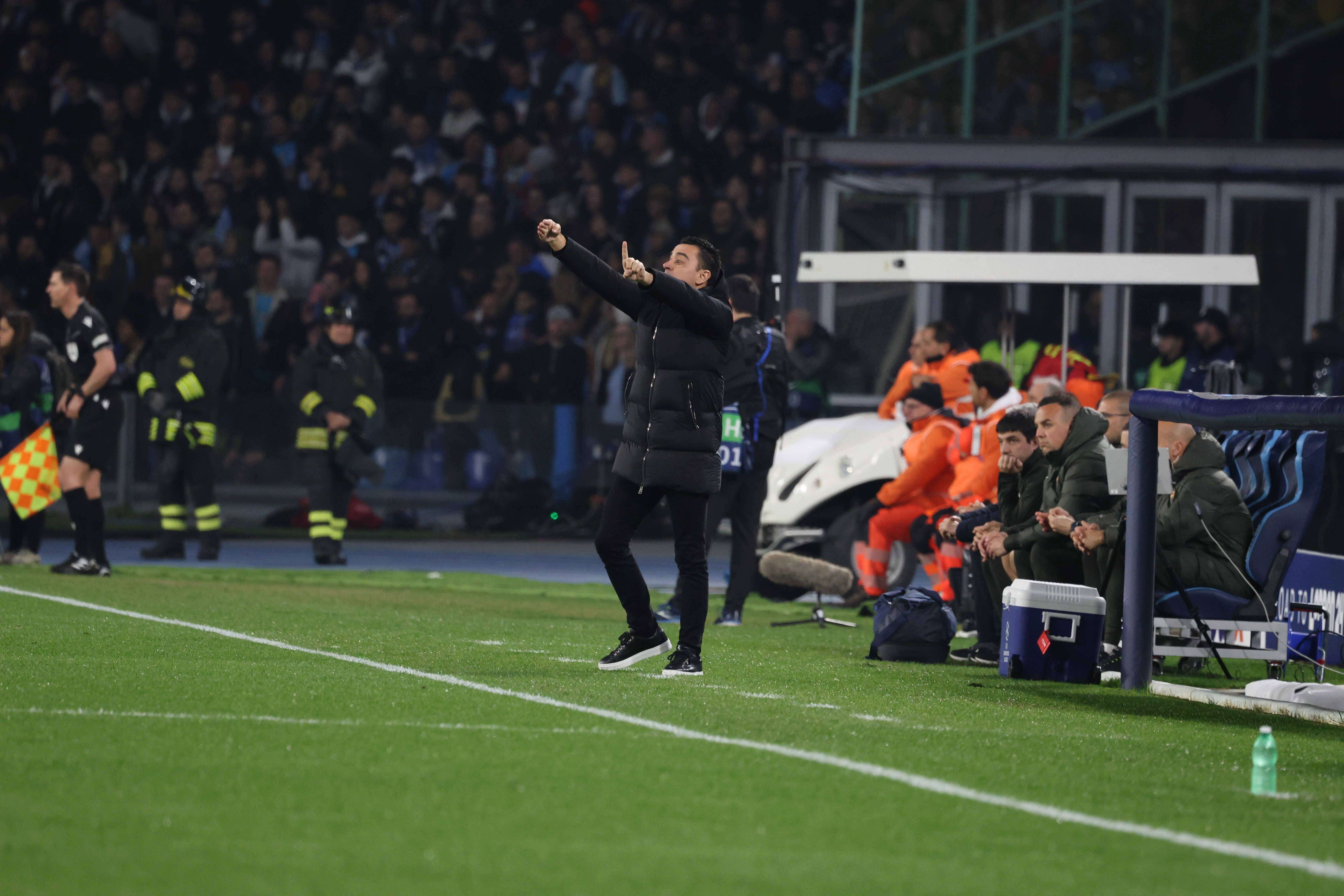 Xavi Hernández da indicaciones en el Nápoles-Barcelona.