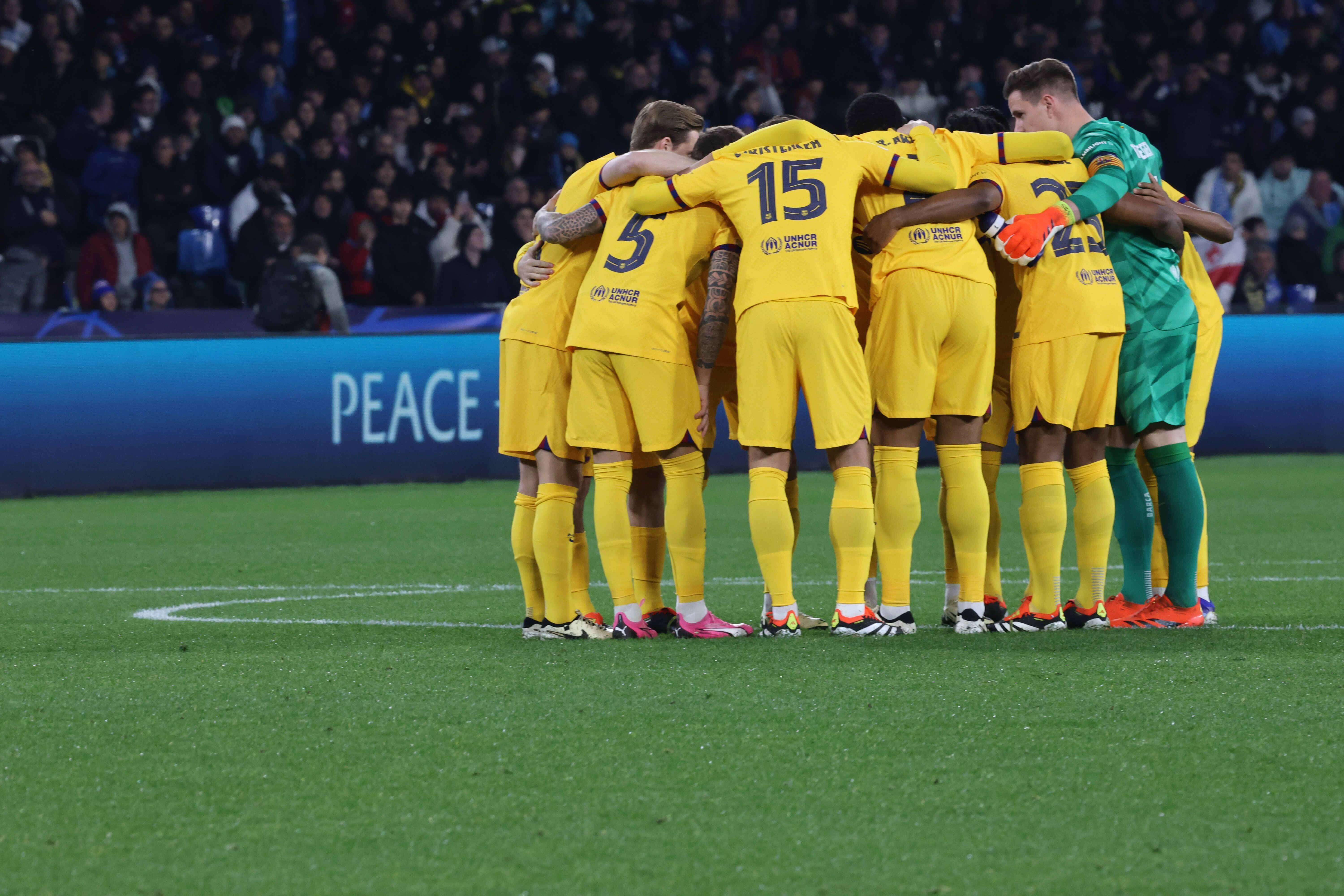  Piña de los jugadores culés antes del Nápoles-Barcelona.