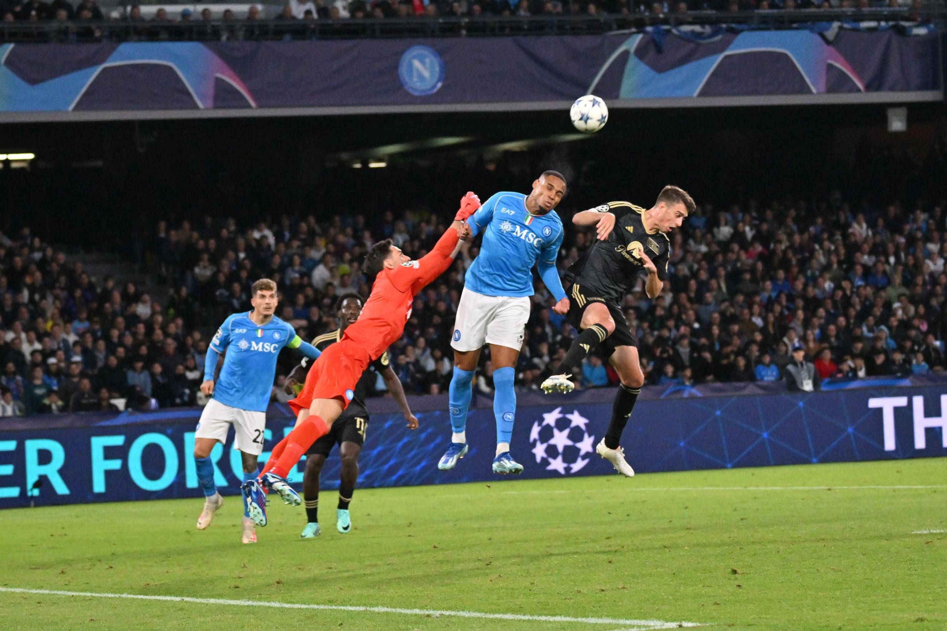  Alex Meret despeja un balón en el Nápoles-Unión Berlín.