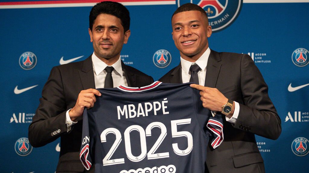  Nasser Al-Khelaïfi y Kylian Mbappé posan con la camiseta del PSG