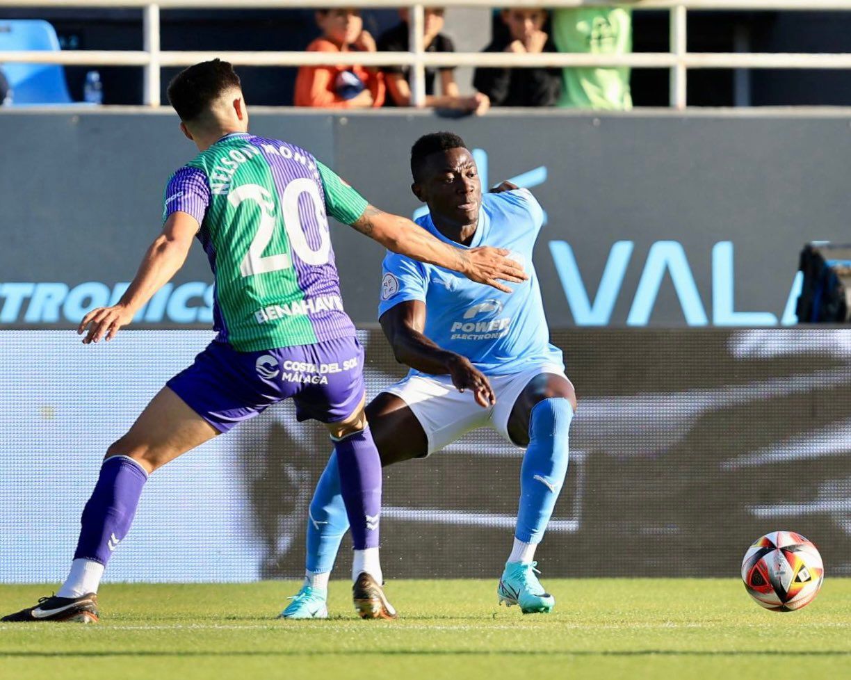  Nelson Monte ante Soko en el partido entre Málaga e ibiza.