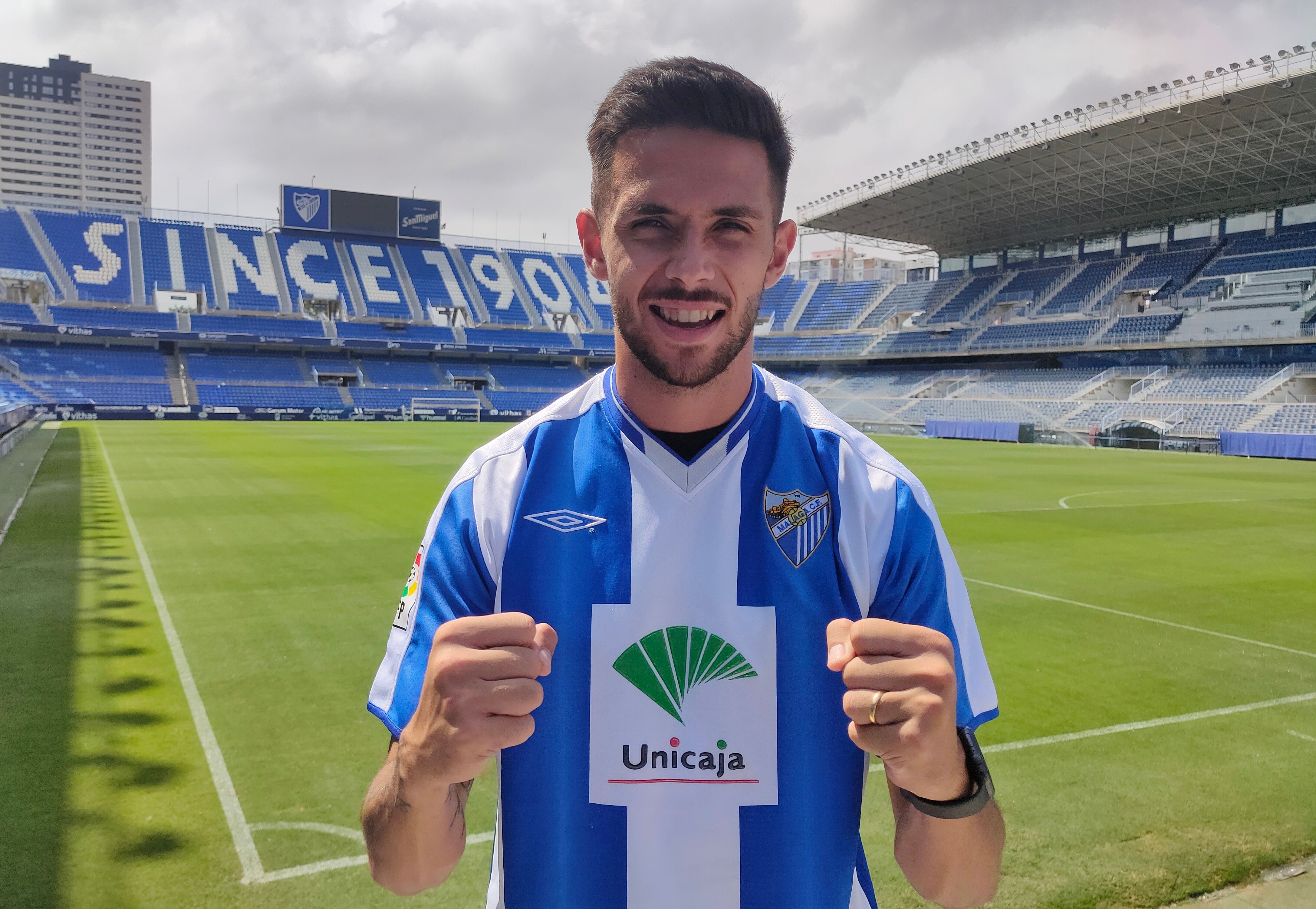Nelson Monte posa para El Desmarque con una camiseta reto del Málaga.