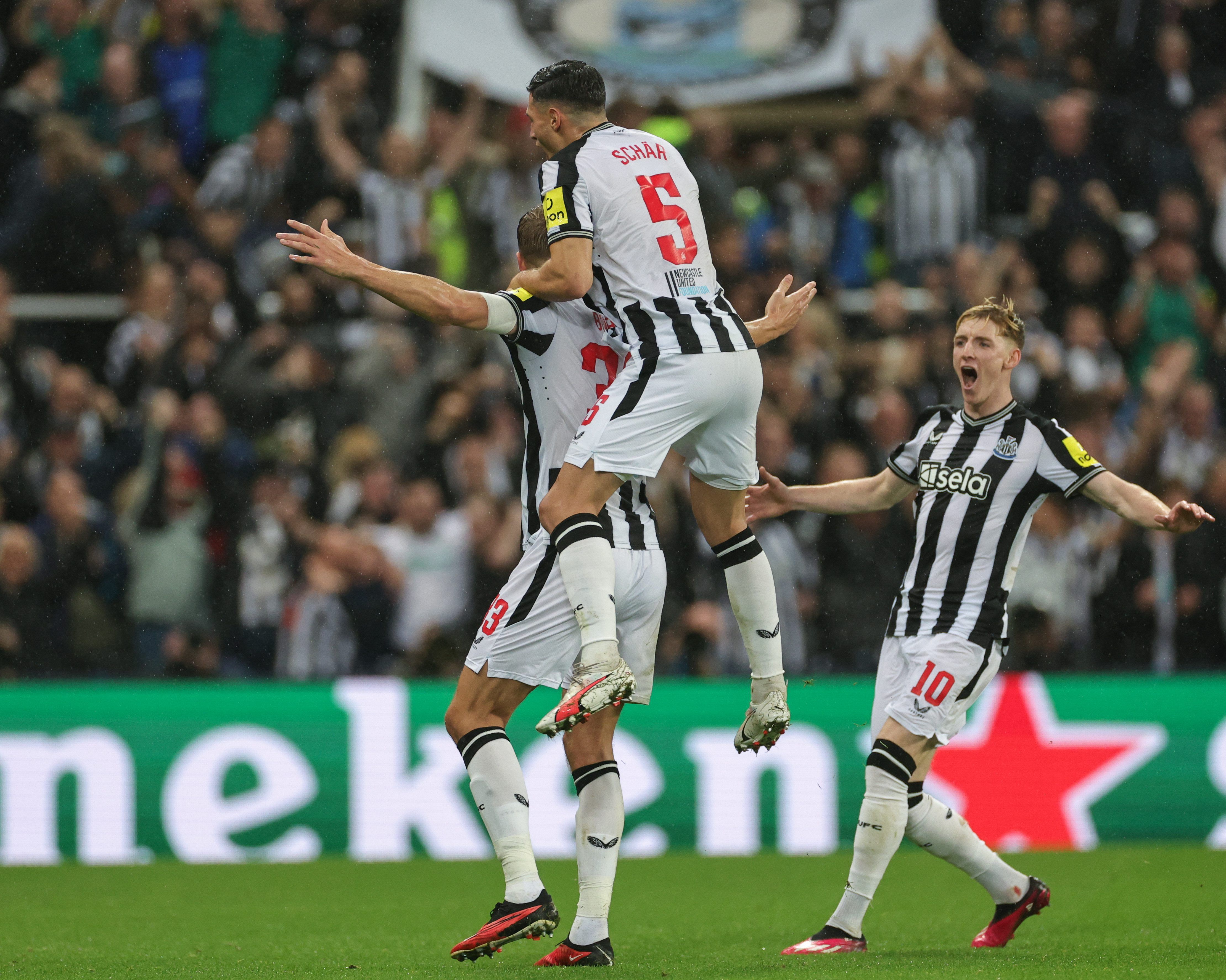 Los jugadores del Newcastle celebran un gol al PSG.