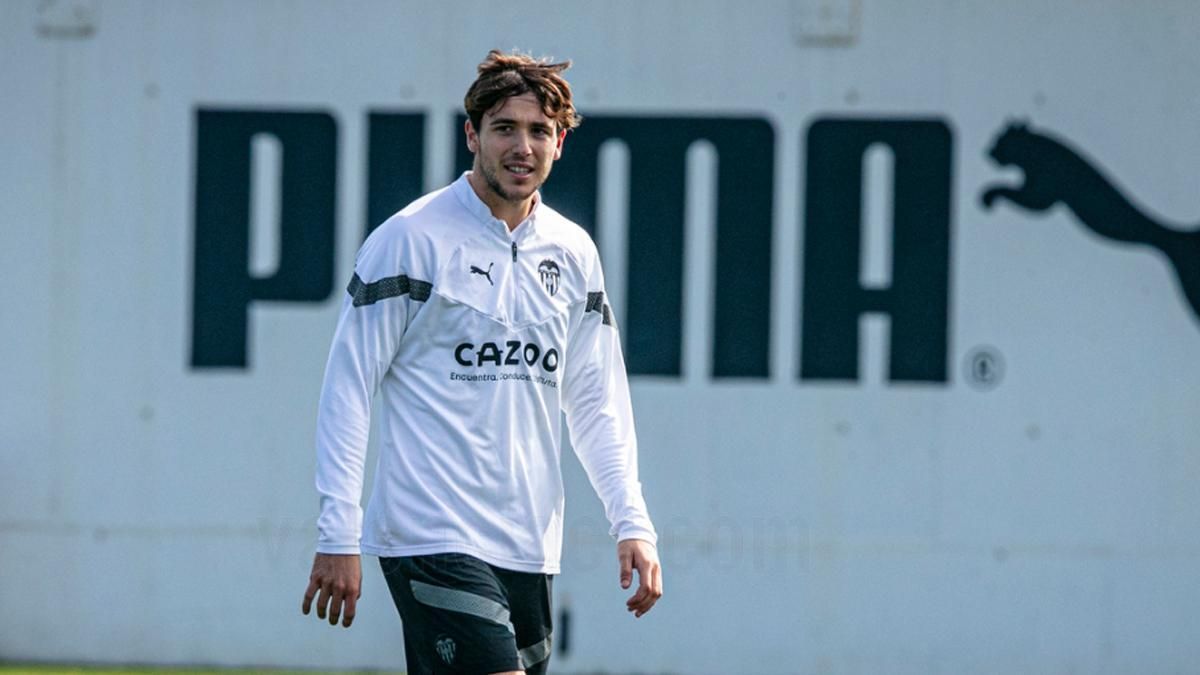  Nico González, en un entrenamiento del Valencia.