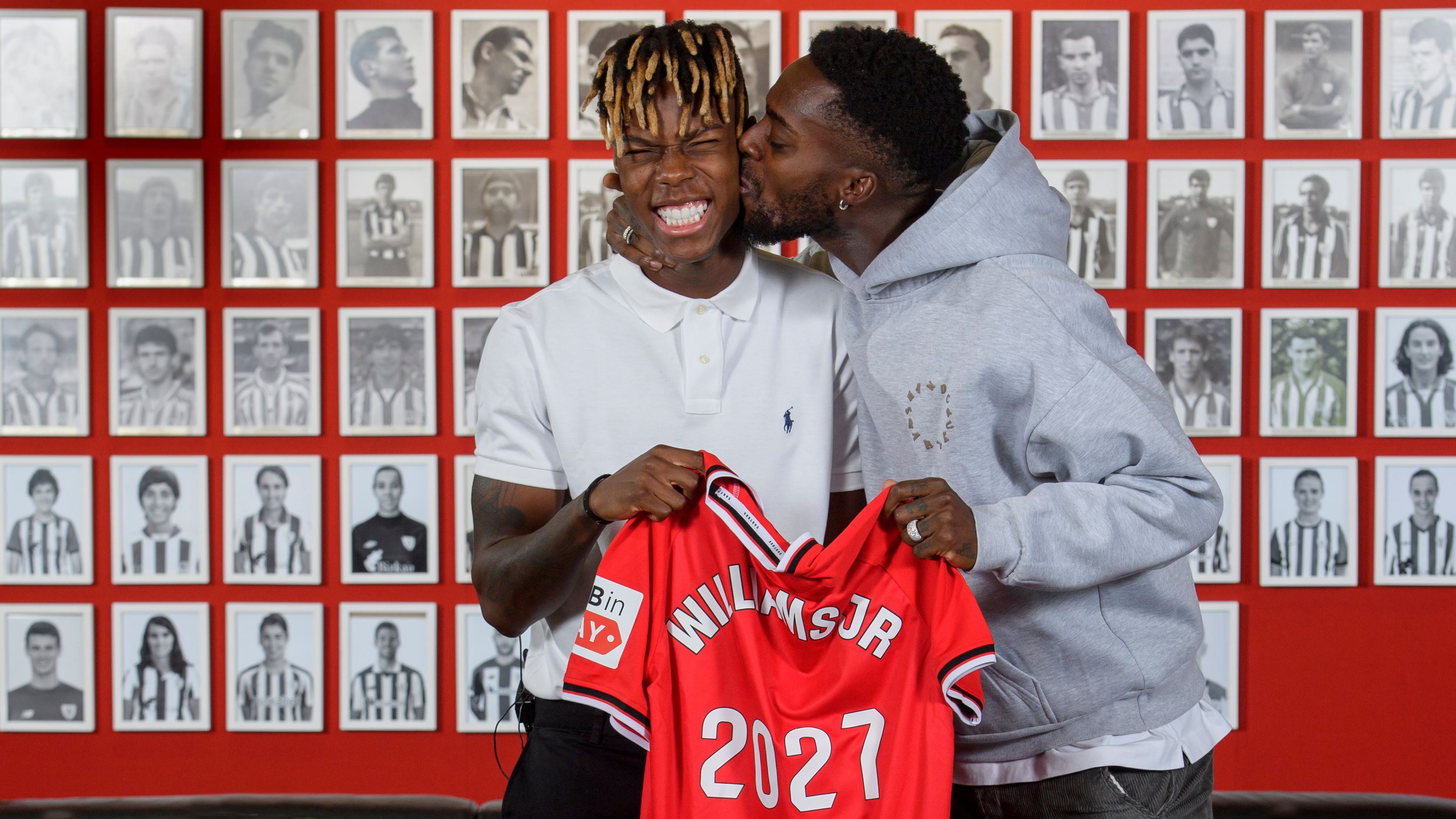 Iñaki besa a su hermano Nico Williams tras renovar.