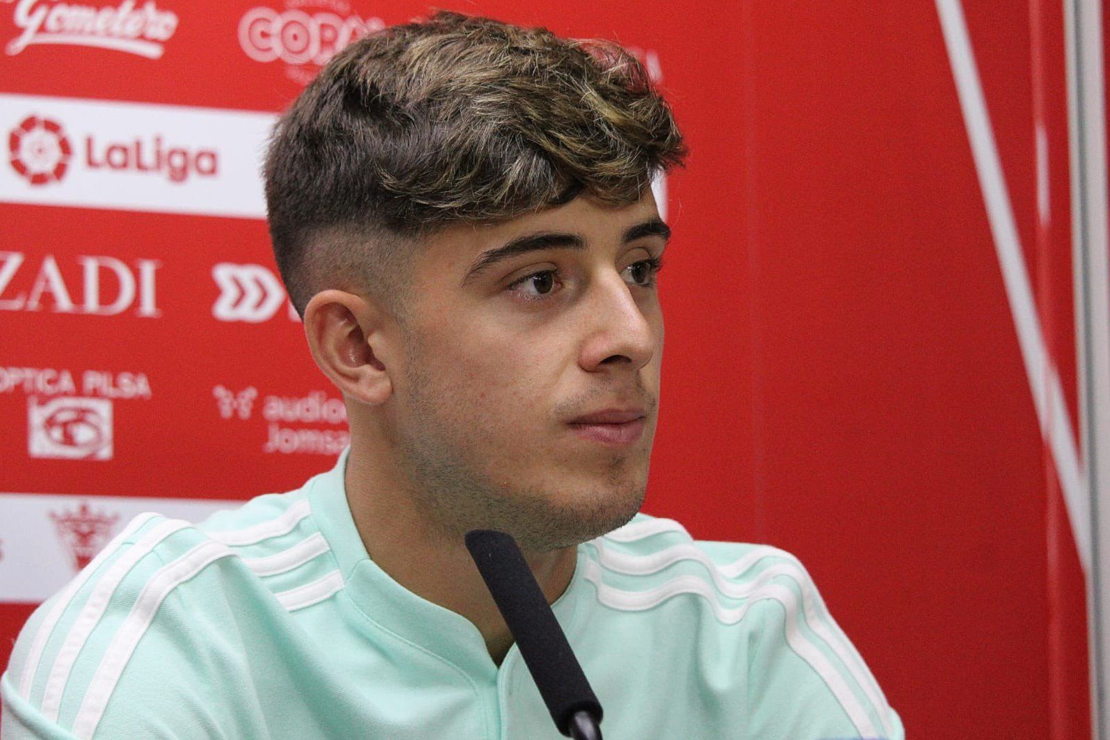  Nico Serrano, cedido en el en el CD Mirandés, atiende a la prensa.