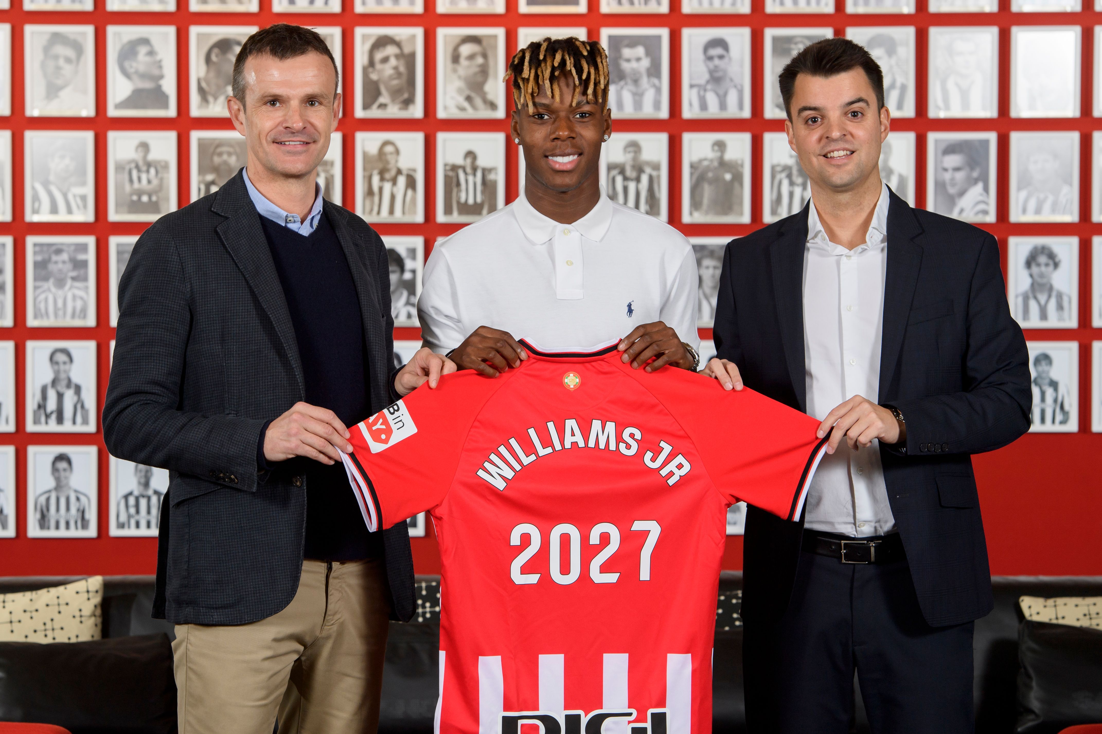  Nico Williams con Jon Uriarte y Mikel González tras renovar.