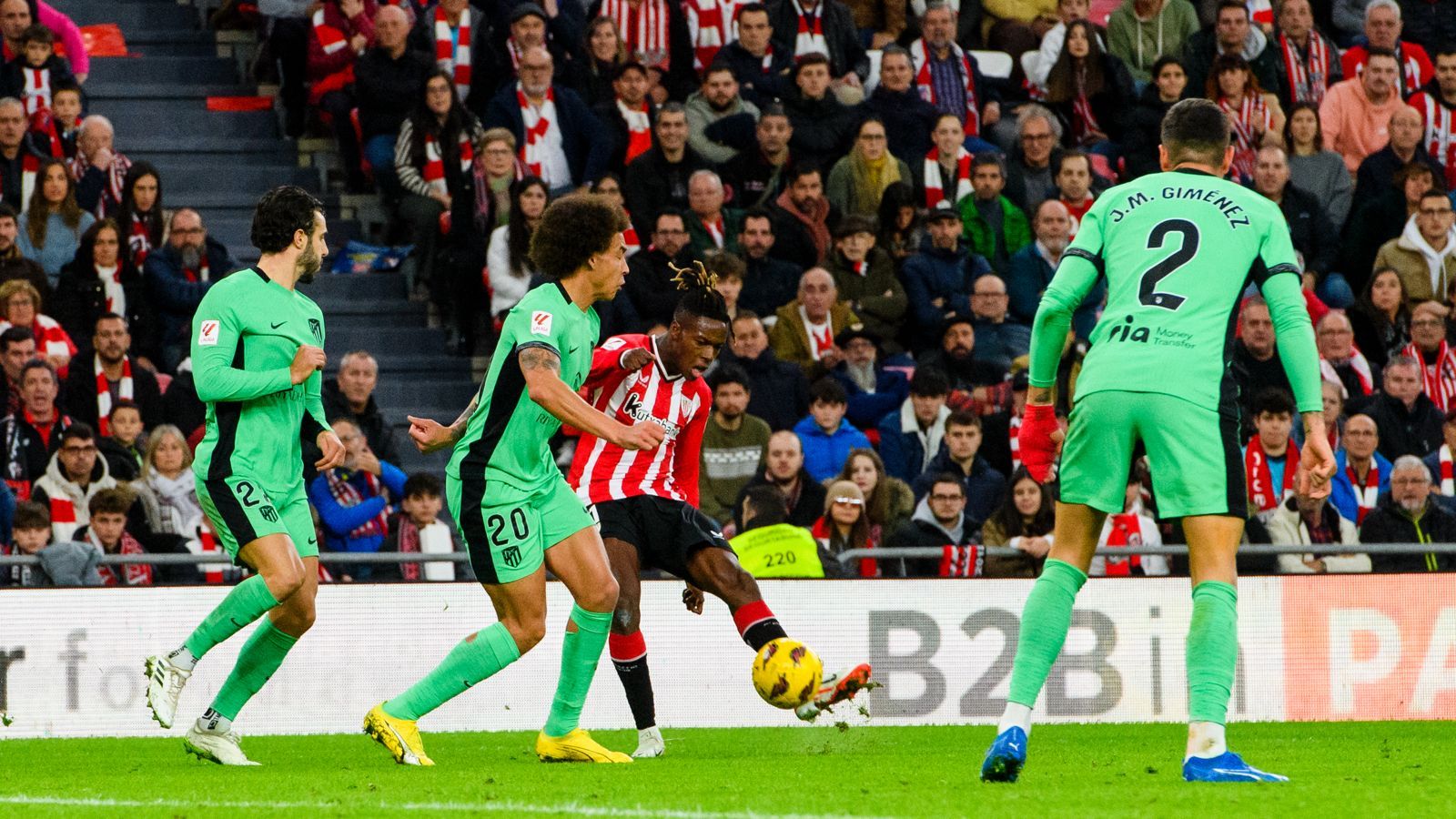  Nico Williams jugando ante el Atlético en San Mamés.