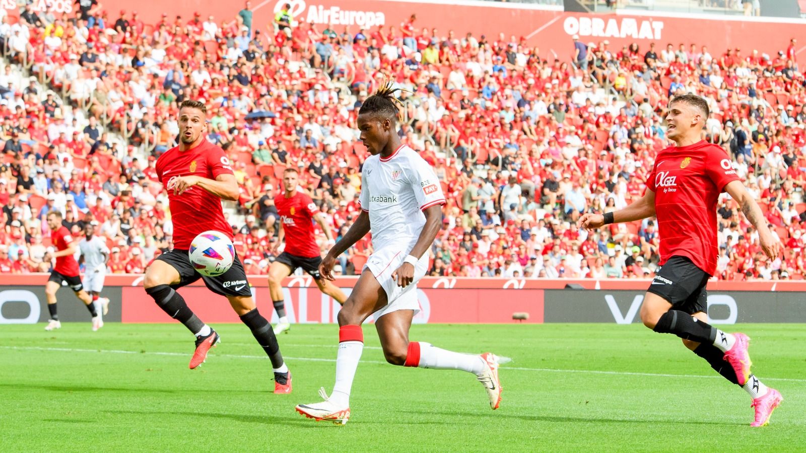 Nico Williams, durante el partido de ida ante el RCD Mallorca en terreno balear.