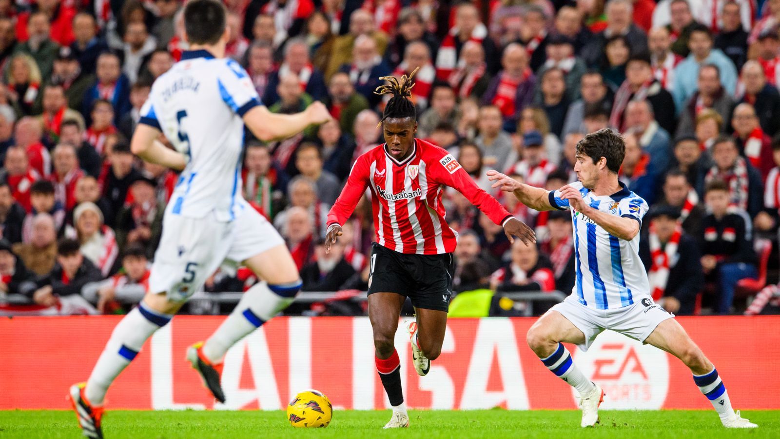Nico Williams, en acción en el derbi vasco ante la Real Sociedad ganando en San Mamés.