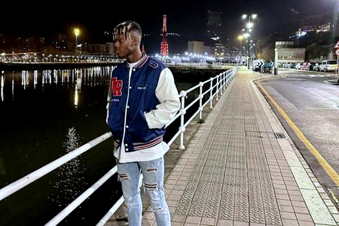  Paseo nocturno de Nico Williams, jugador del Athletic Club, por Bilbao y la Ría.